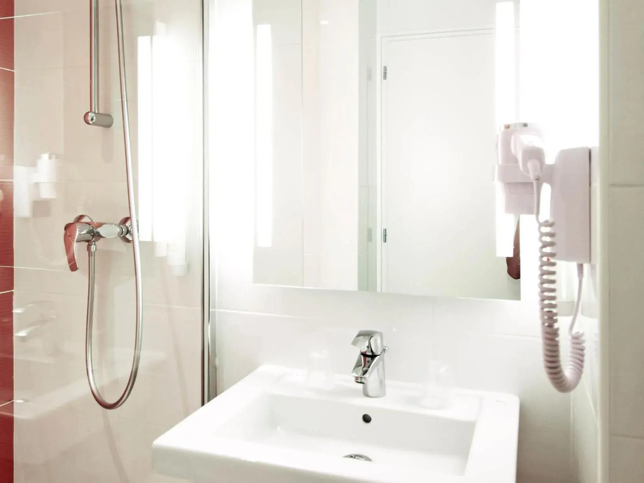 Double Room  with Patio View - single occupancy in Ibis Styles Toulouse Labège Double Room  with Patio View - single occupancy in Ibis Styles Toulouse Labège