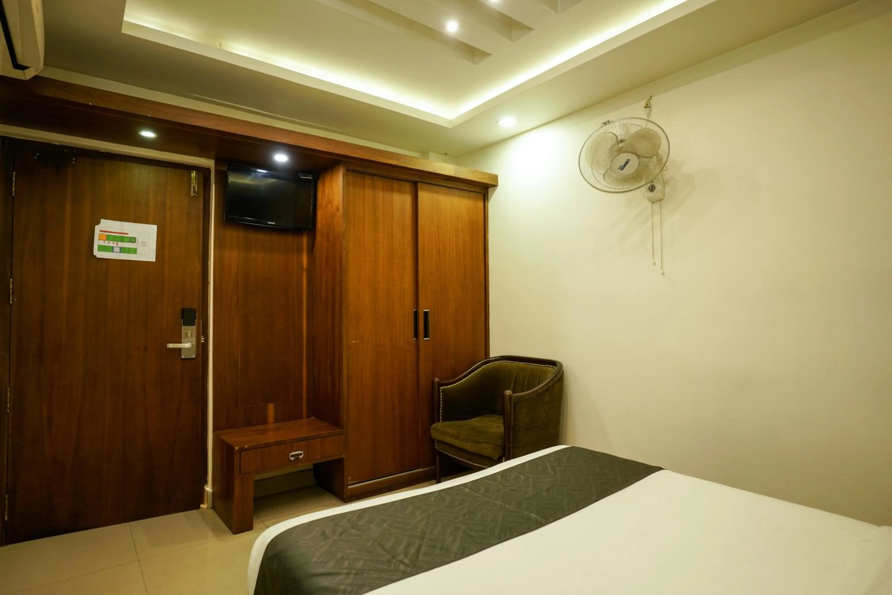 Bedroom, Bed in Royal Plaza Glitz Inn