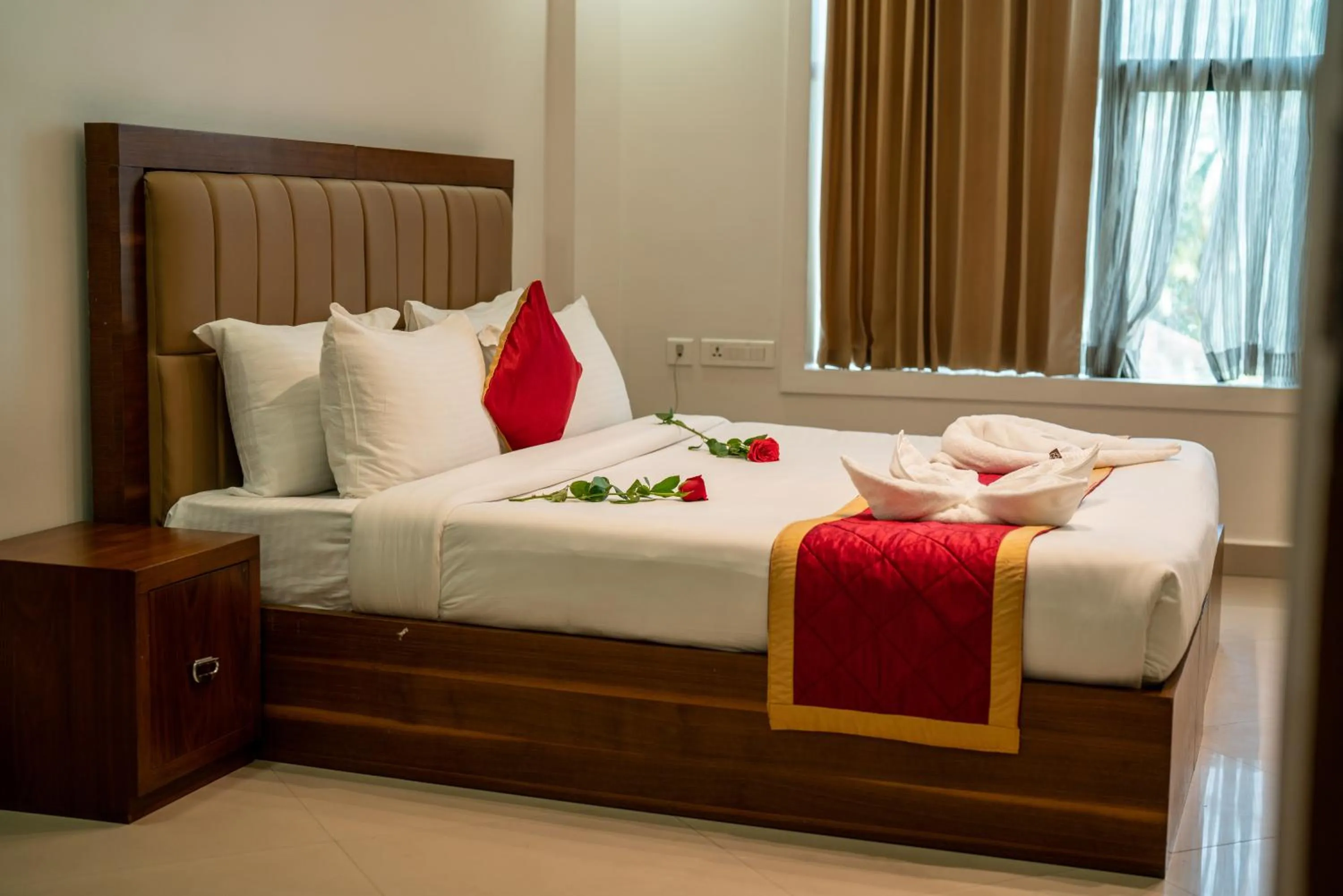 Bedroom, Bed in Royal Plaza Glitz Inn