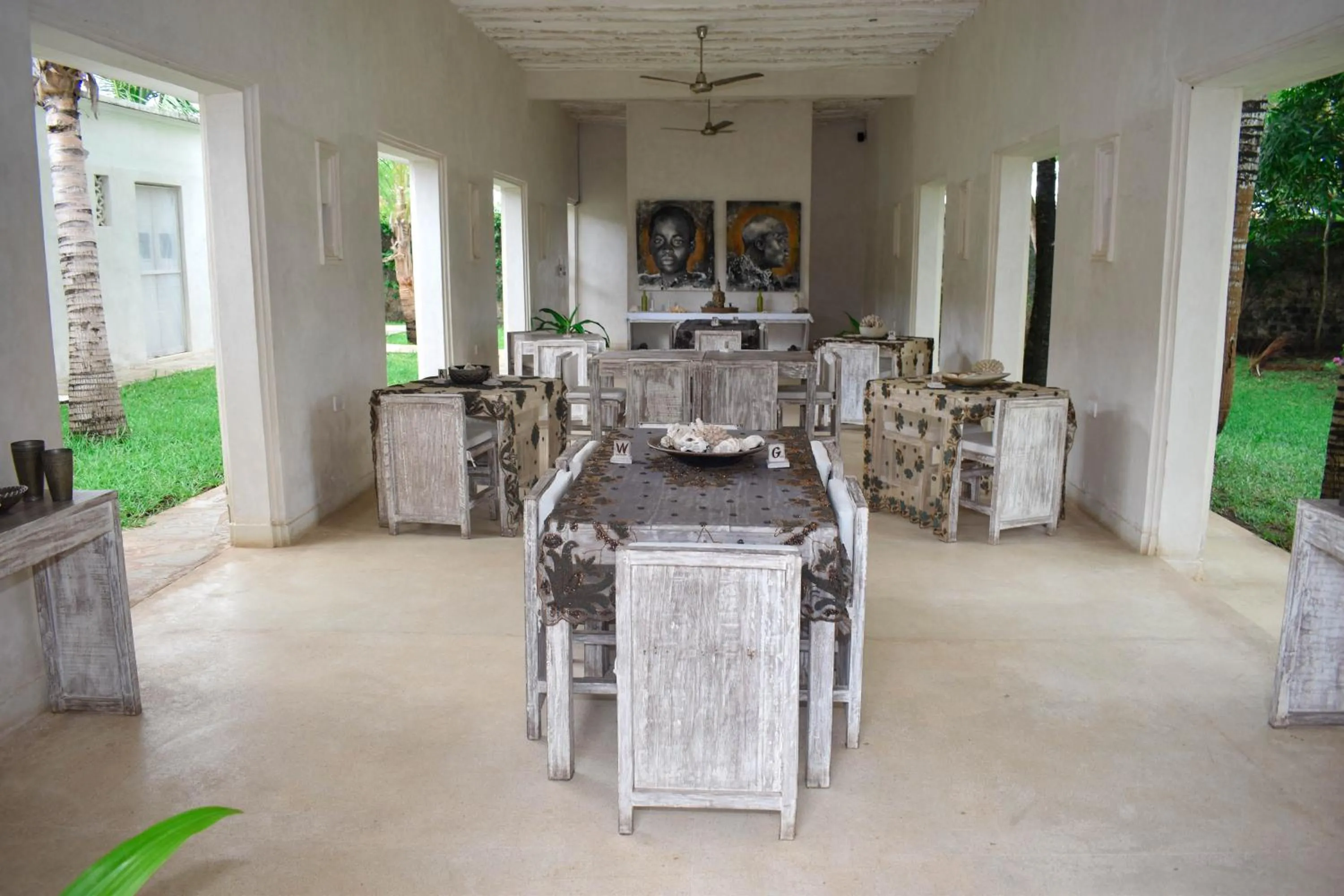 Restaurant/places to eat in The Villa Luxury Suites Hotel