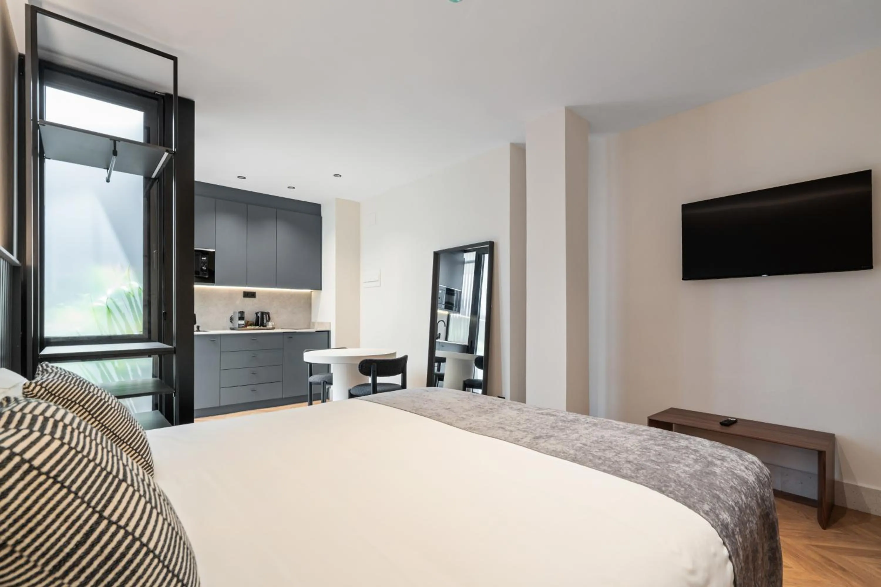 Communal lounge/ TV room, Bed in Pacifico Suites near Retiro