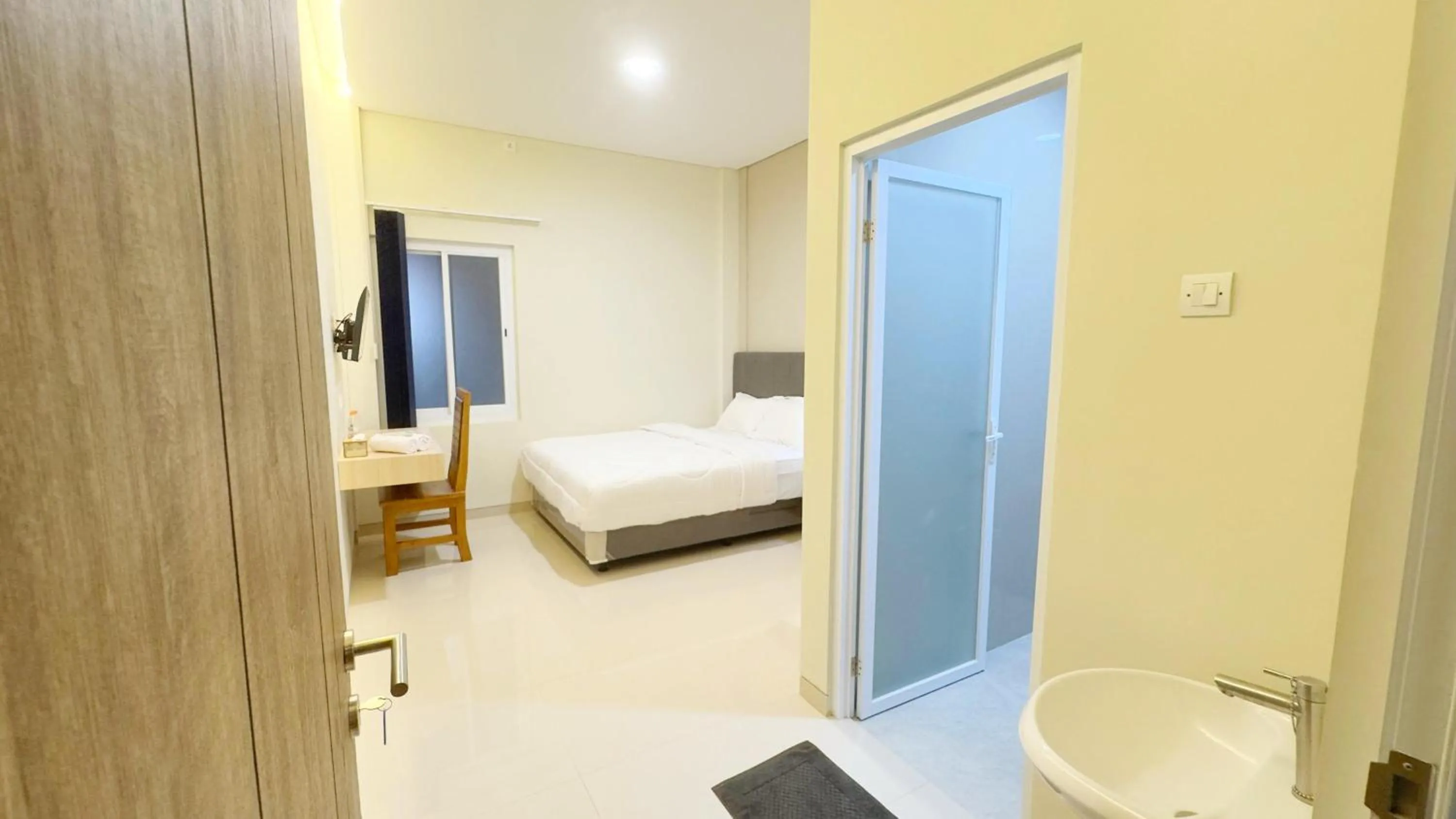 Photo of the whole room, Bed in Nganjuk Family Guest House