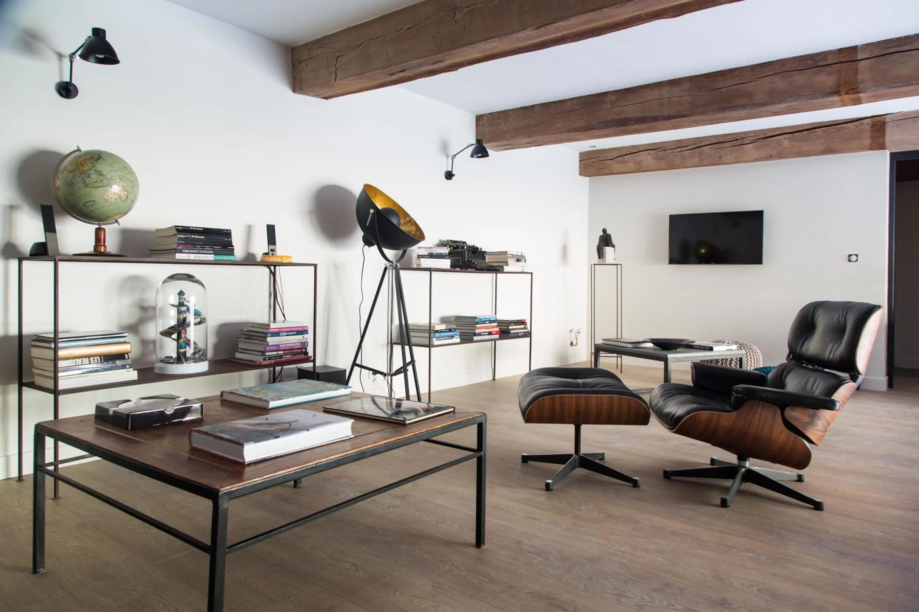 Library in La Cour Des Sens