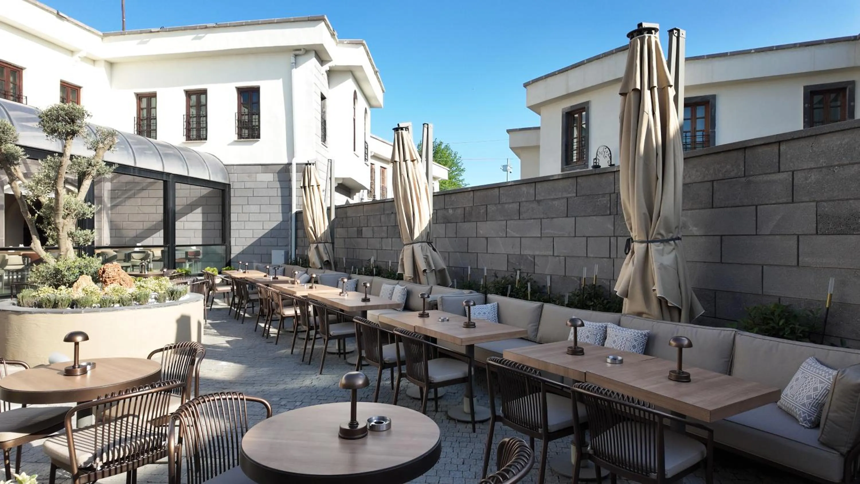 Property building in Rempart Hotel