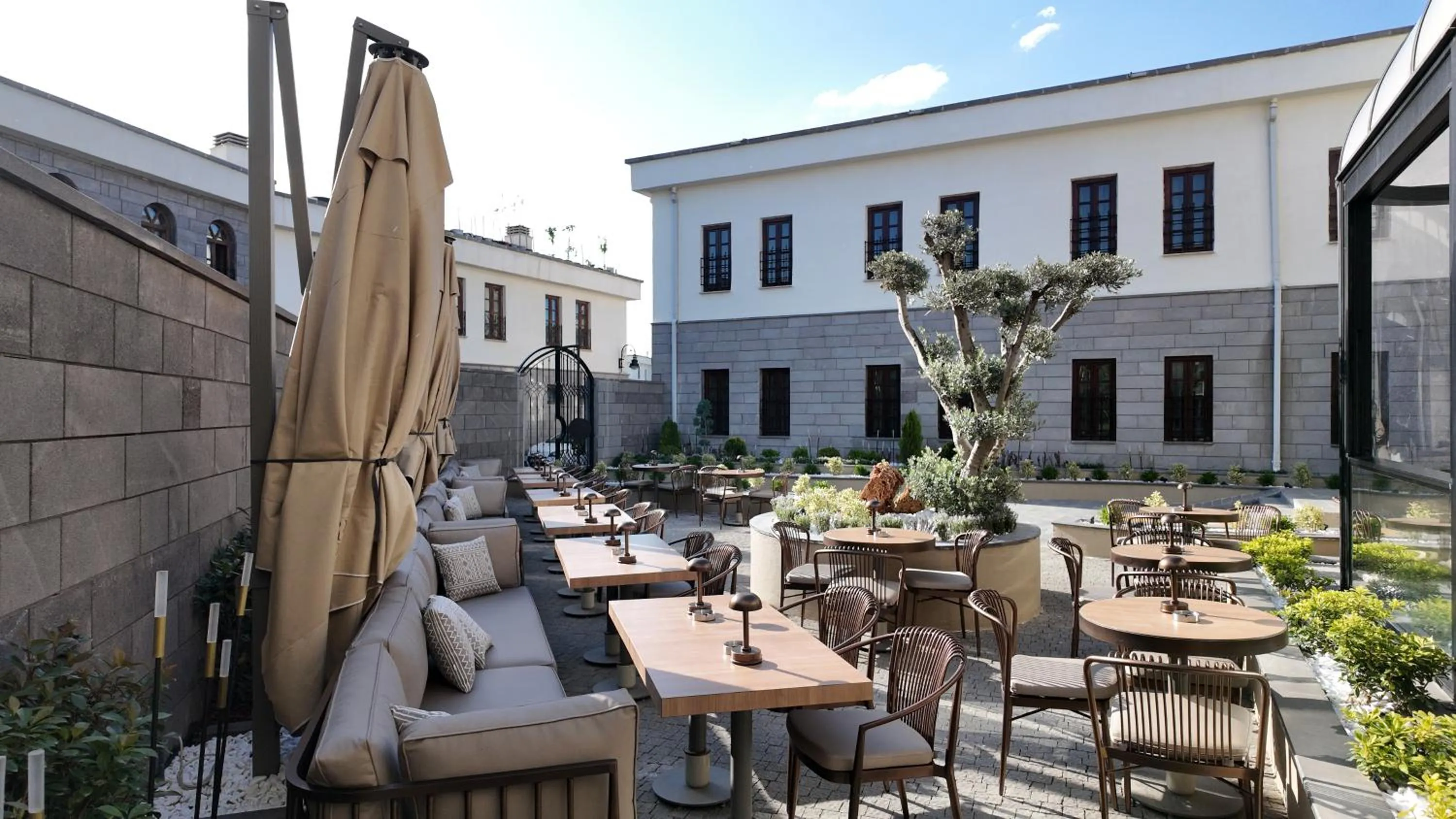 Property building in Rempart Hotel