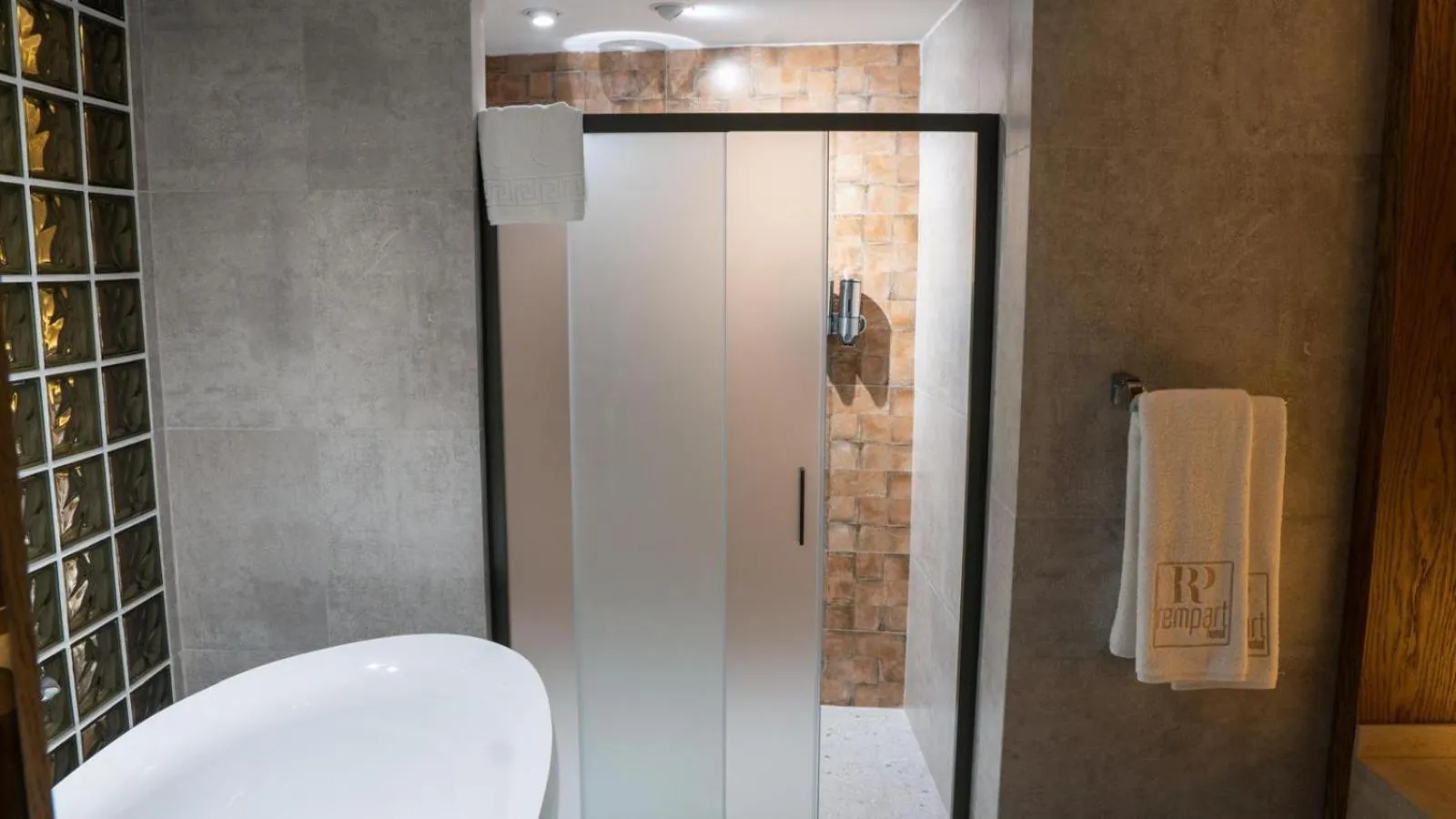 Shower in Rempart Hotel