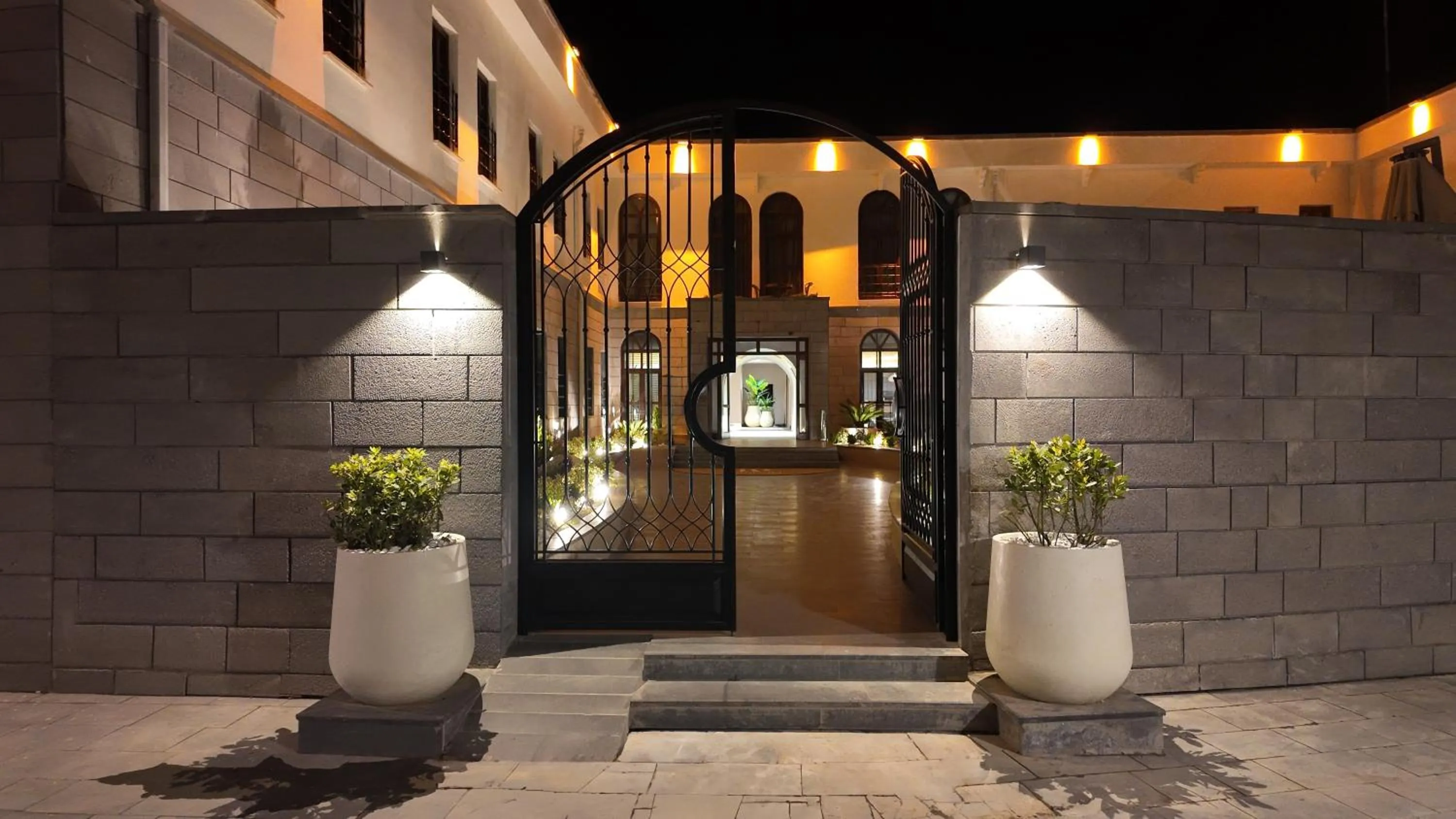 Property building in Rempart Hotel