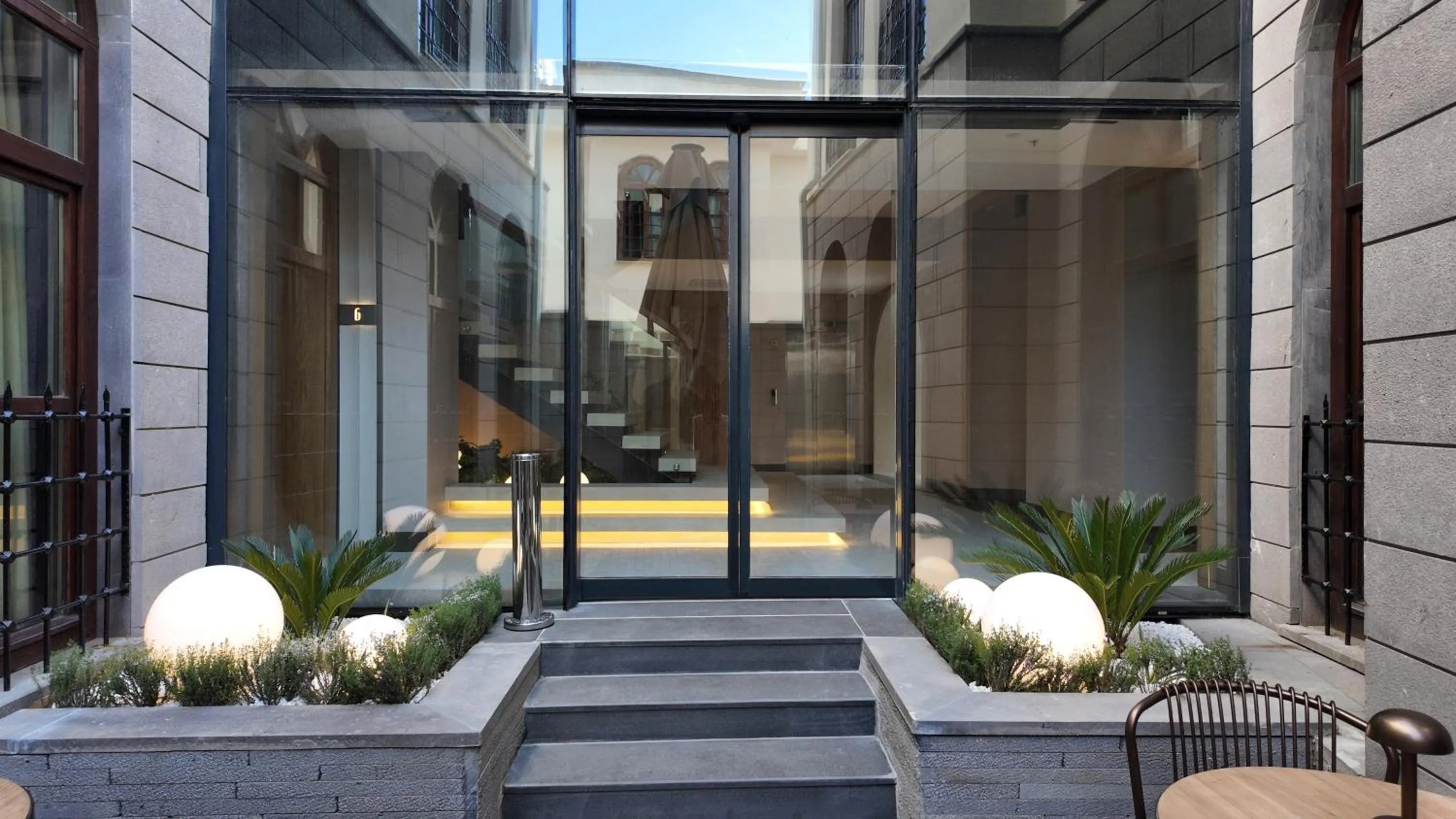 Property building in Rempart Hotel