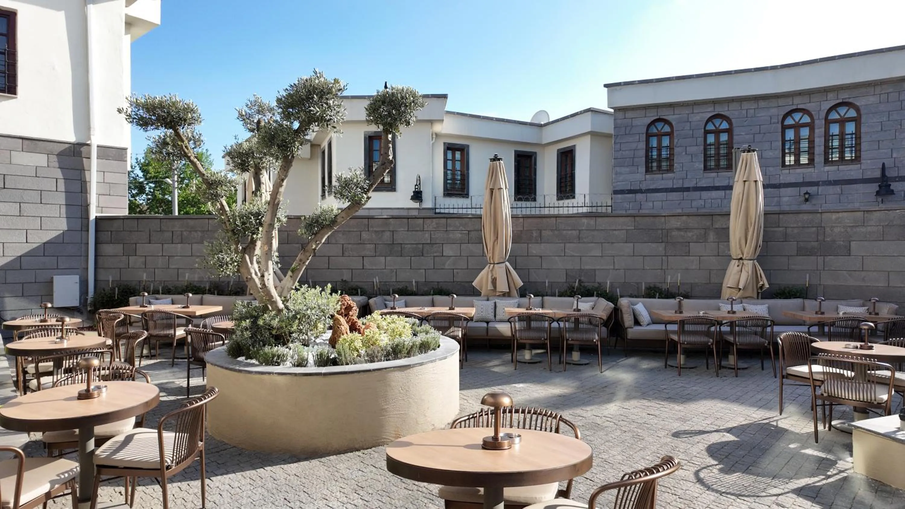 Property building in Rempart Hotel