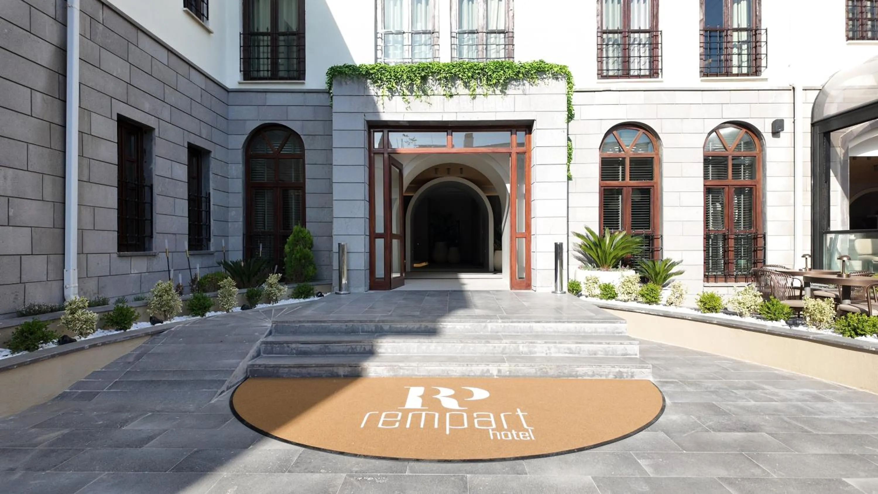 Facade/entrance in Rempart Hotel