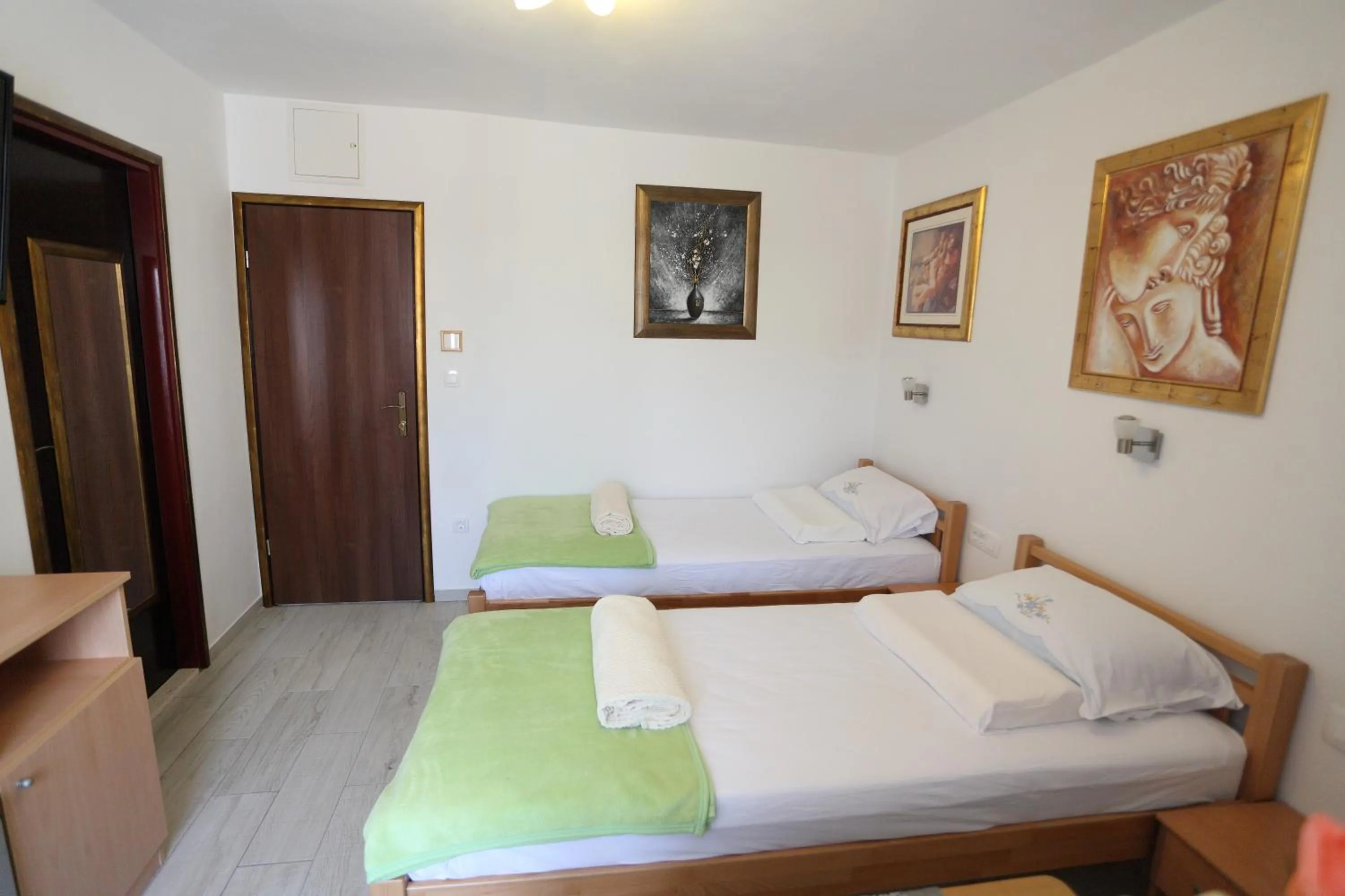 Bed in Golden Gate Dream Rooms