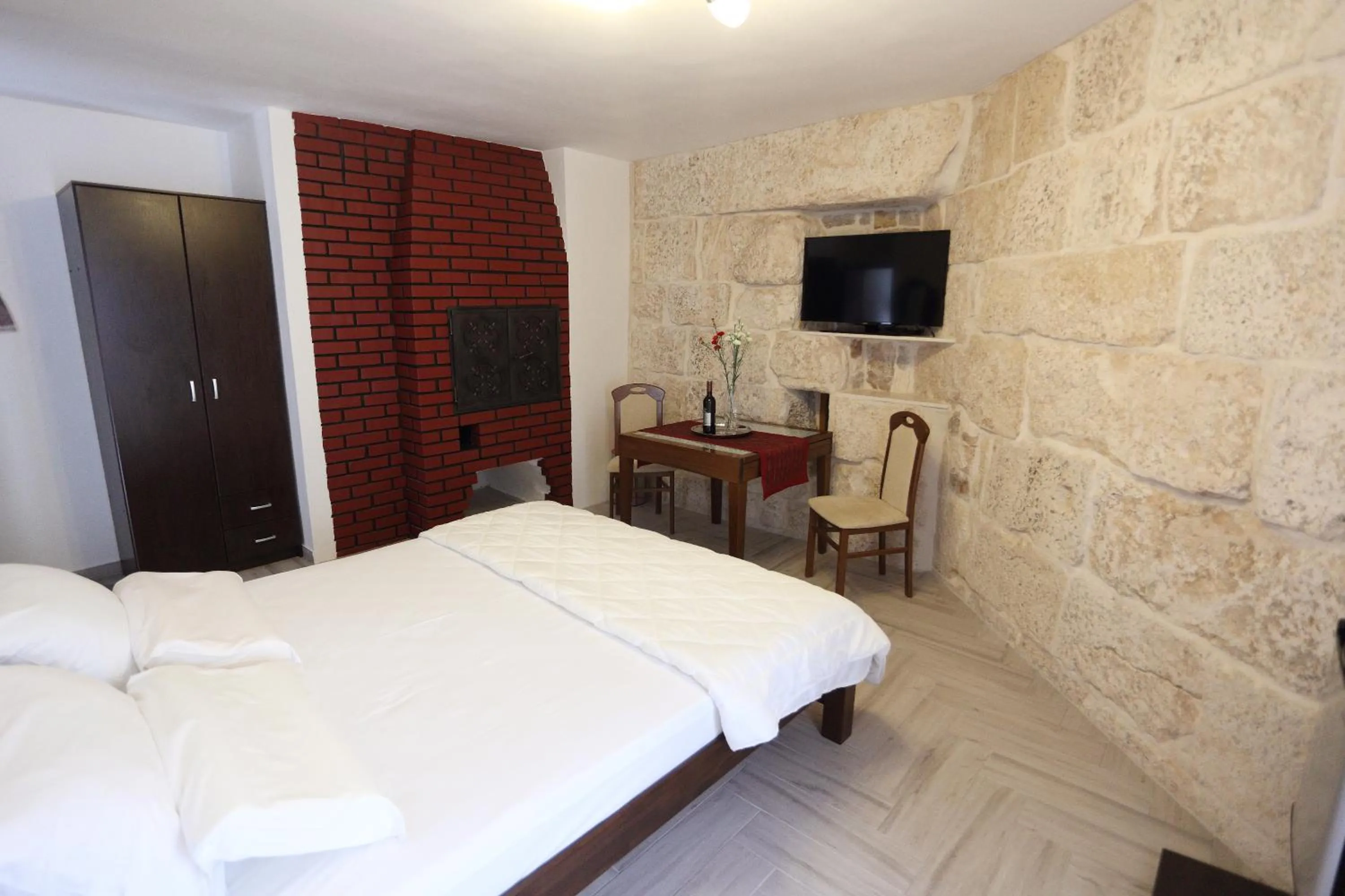 Bed in Golden Gate Dream Rooms