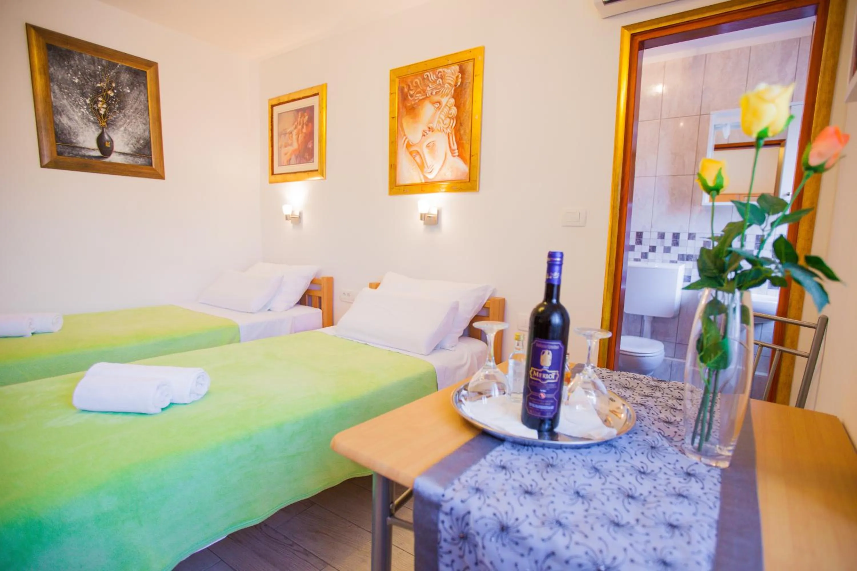 Seating area in Golden Gate Dream Rooms