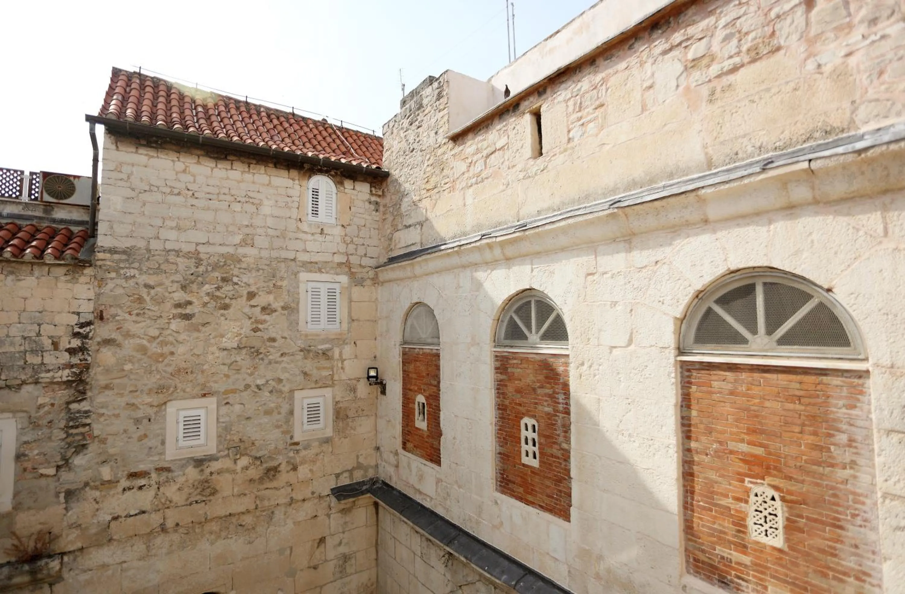 Property building in Golden Gate Dream Rooms