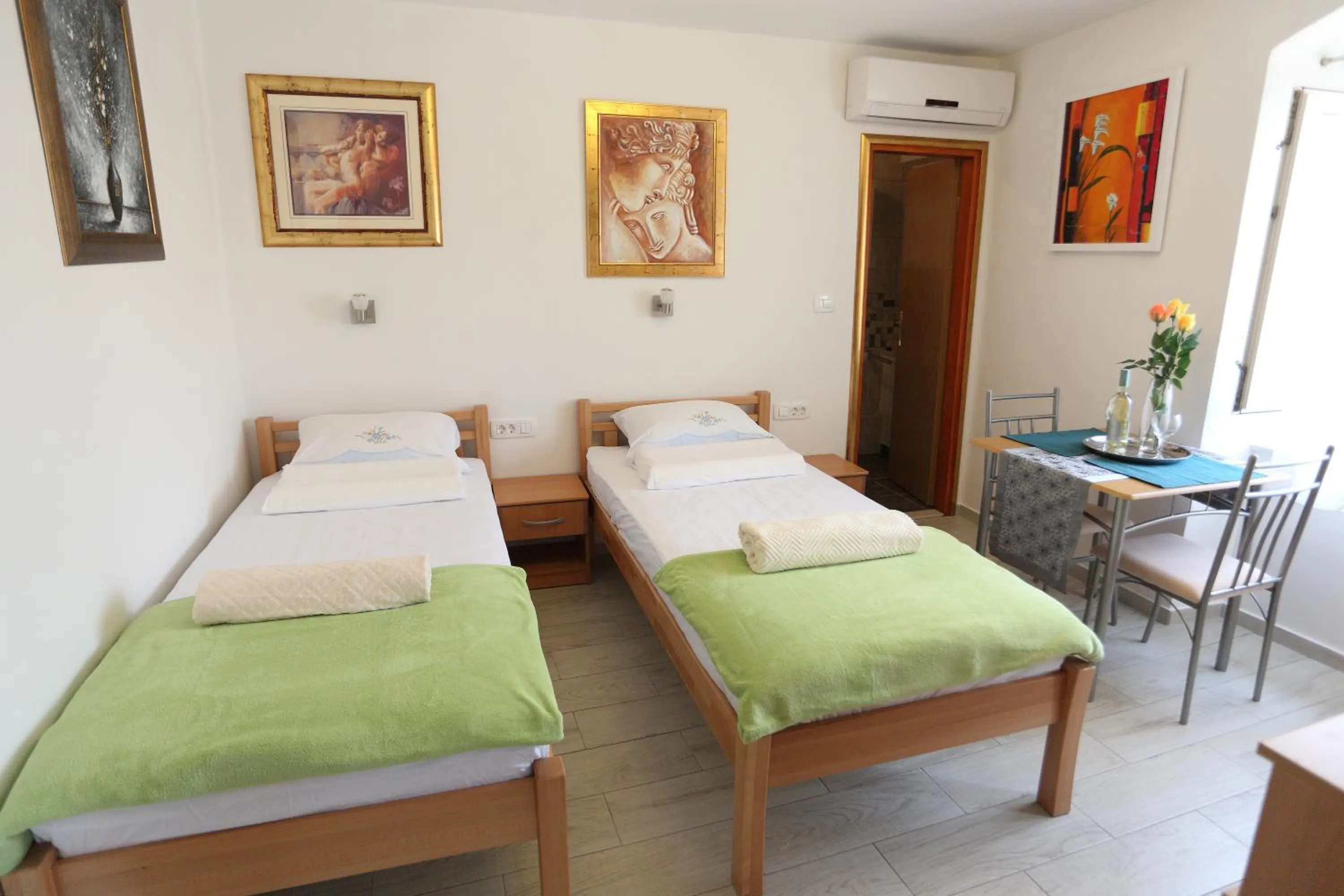 Bed in Golden Gate Dream Rooms