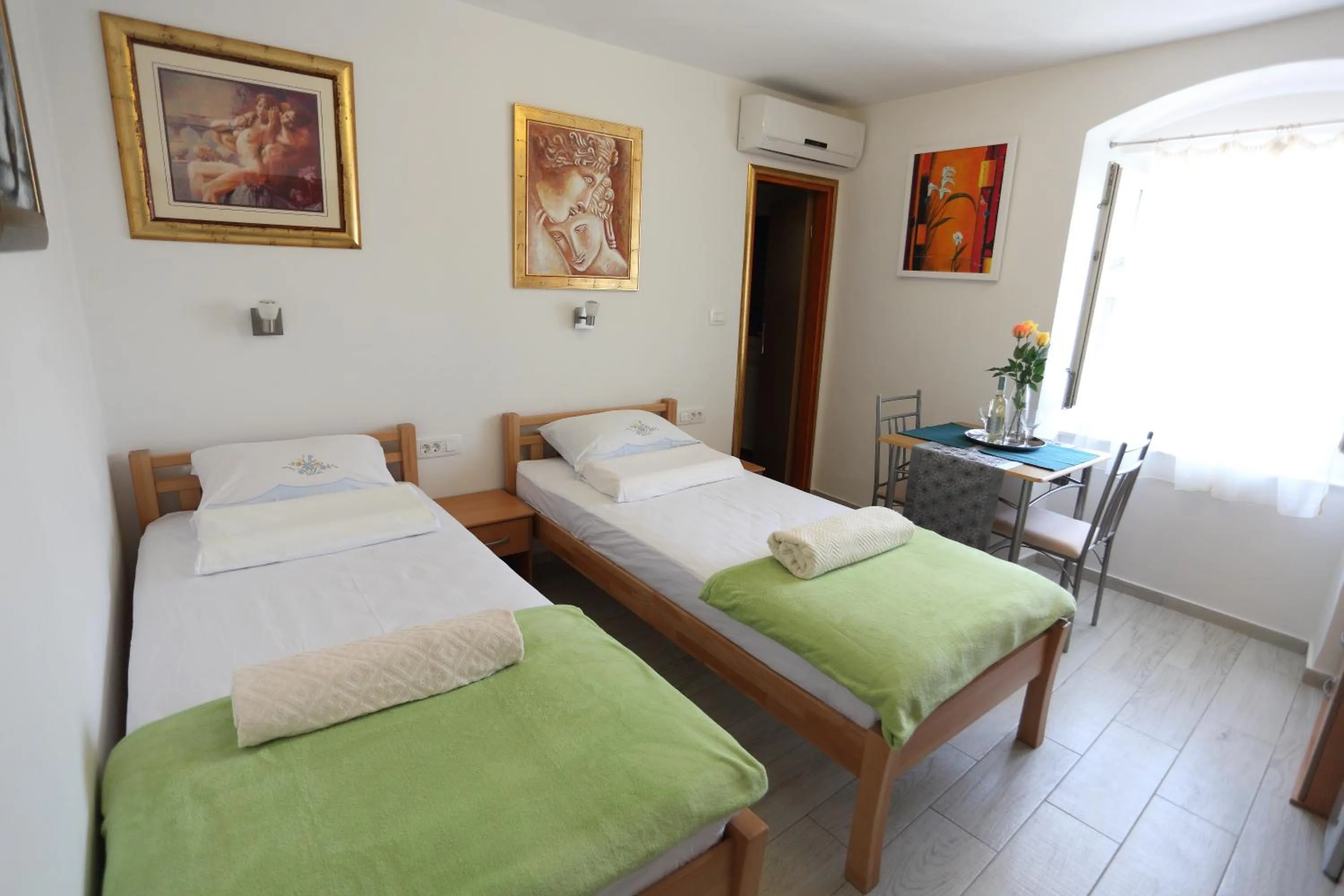 Bed in Golden Gate Dream Rooms