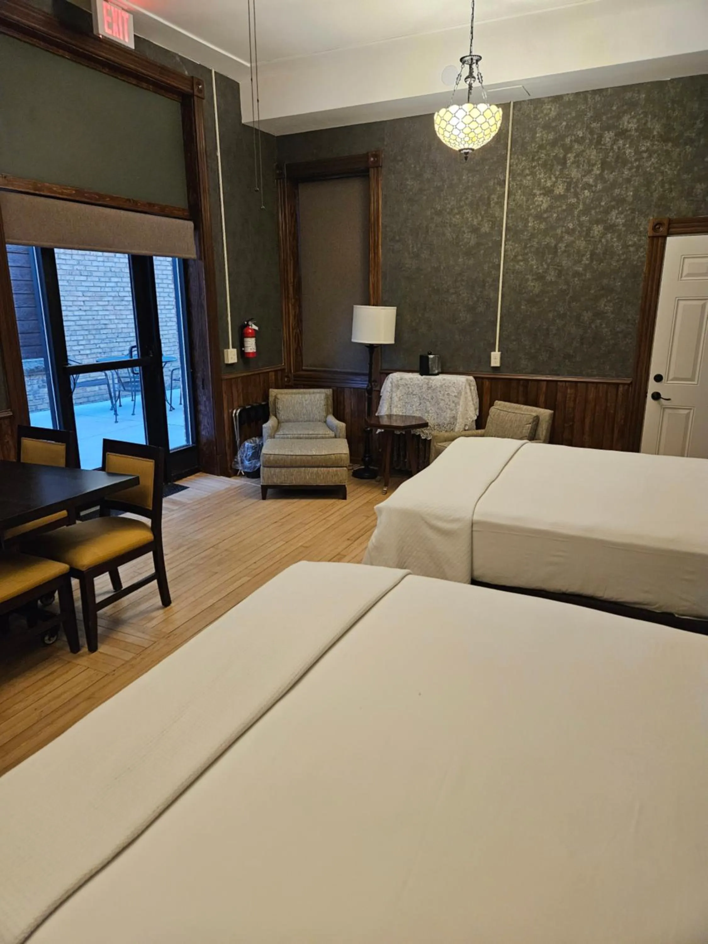 Bed in Albany Merchants Hotel