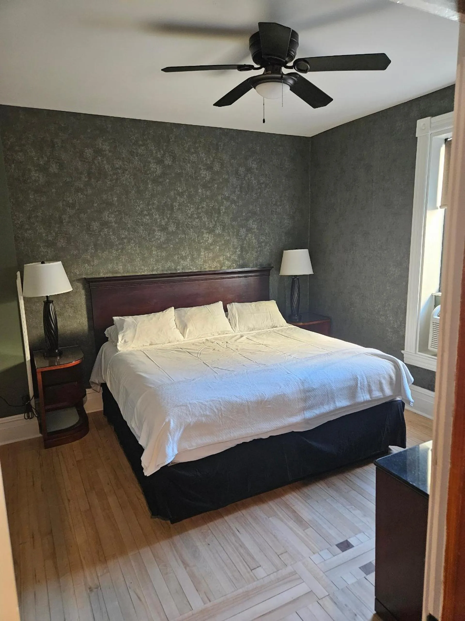 Bed in Albany Merchants Hotel