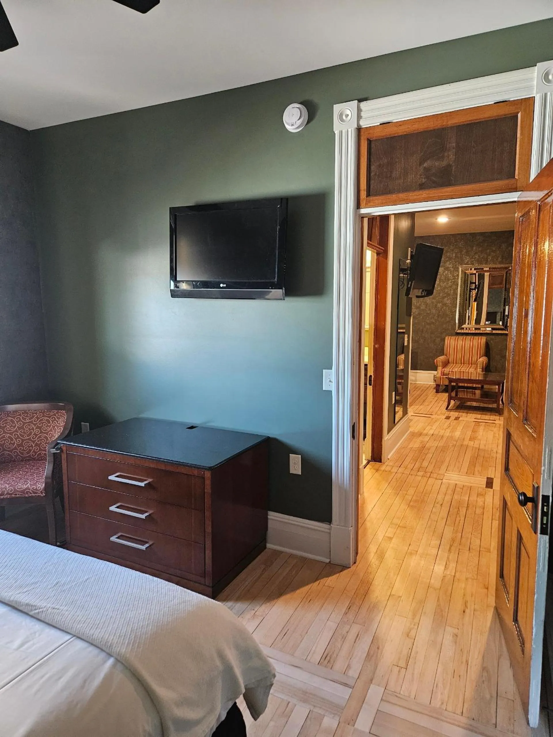 Bed in Albany Merchants Hotel