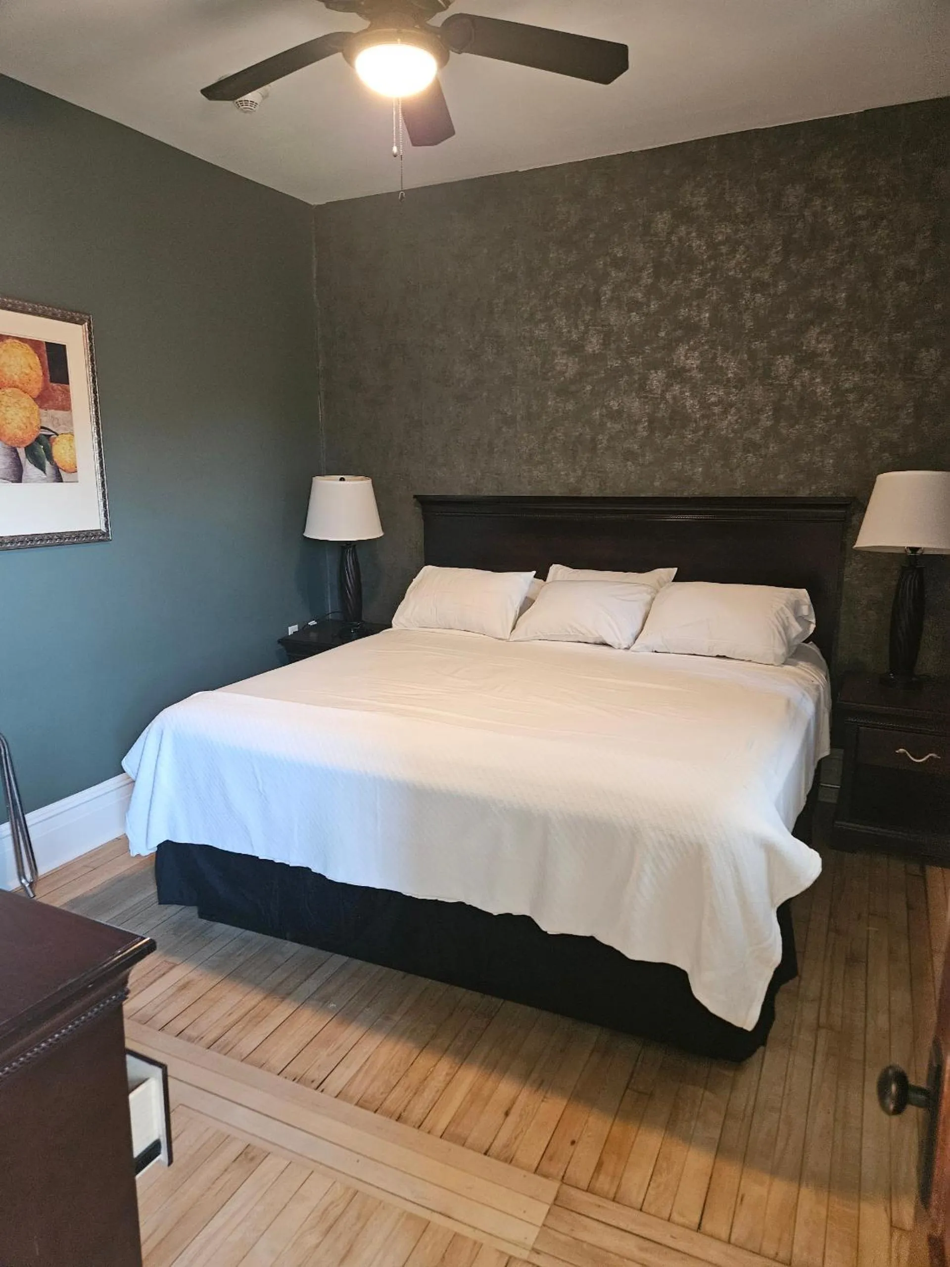 Bed in Albany Merchants Hotel