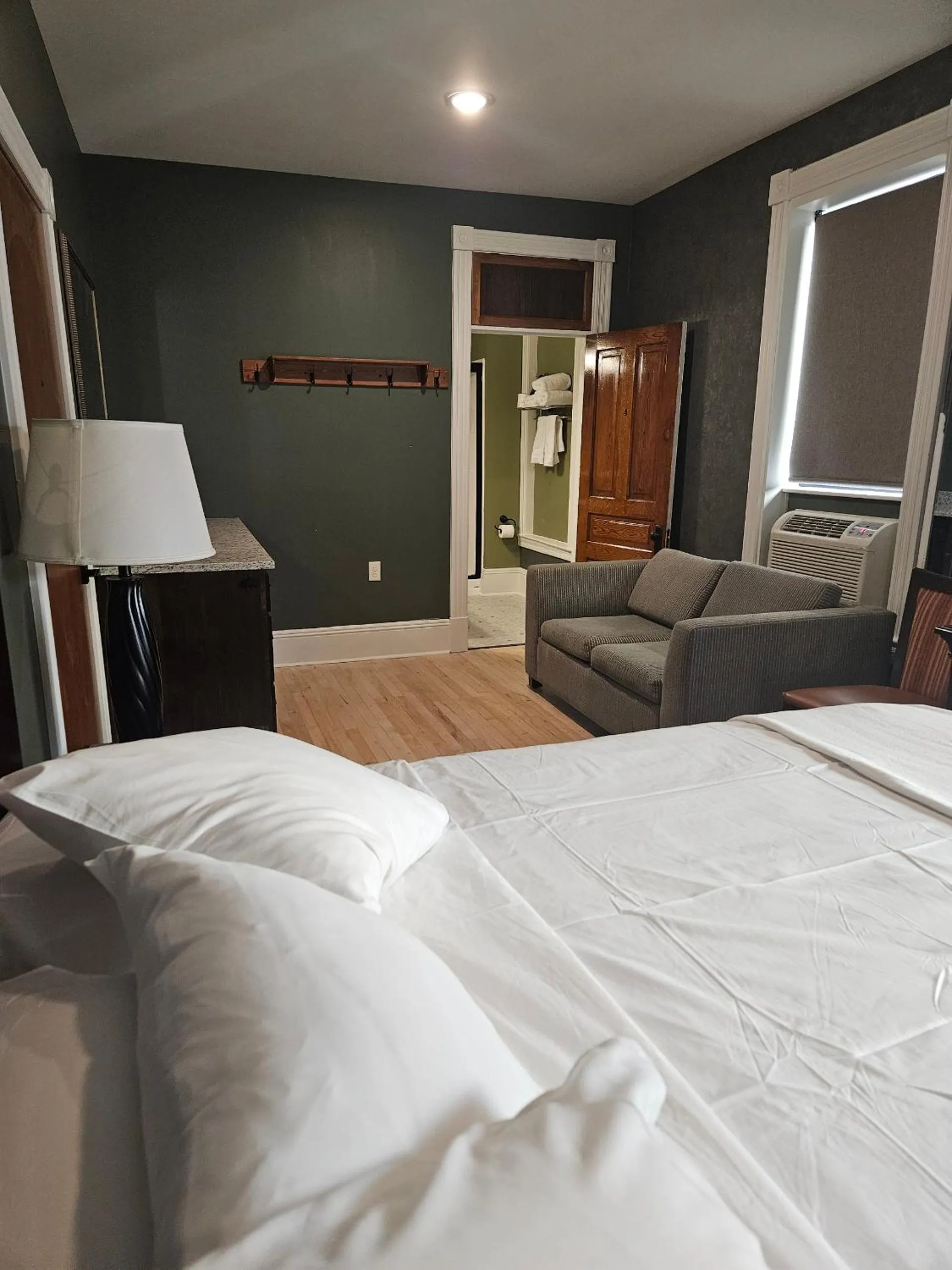 Bed in Albany Merchants Hotel