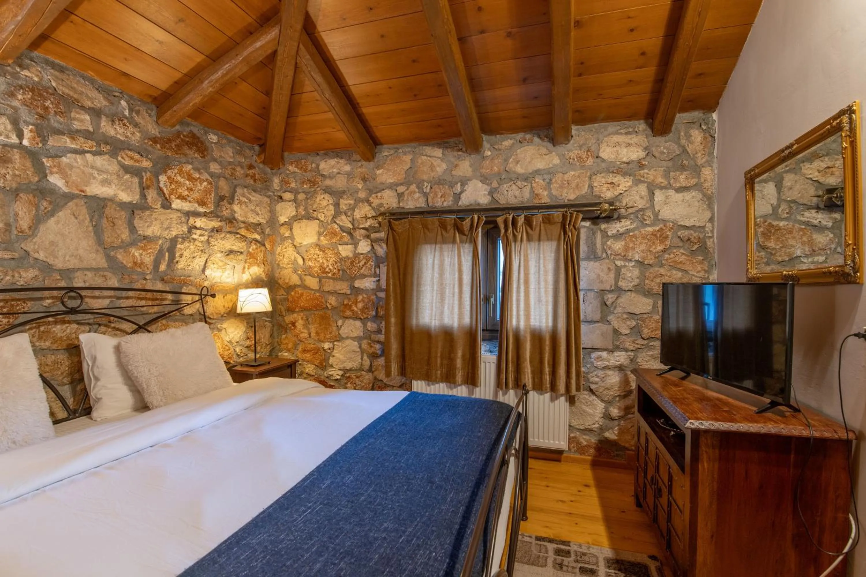 Bed in Archontiko Fiamegou Hotel&Spa