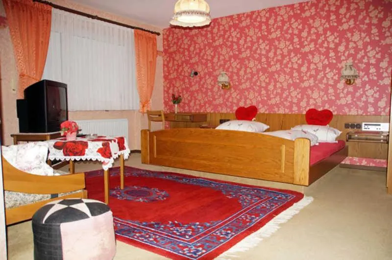 Photo of the whole room, Bed in Bayerischer Hof