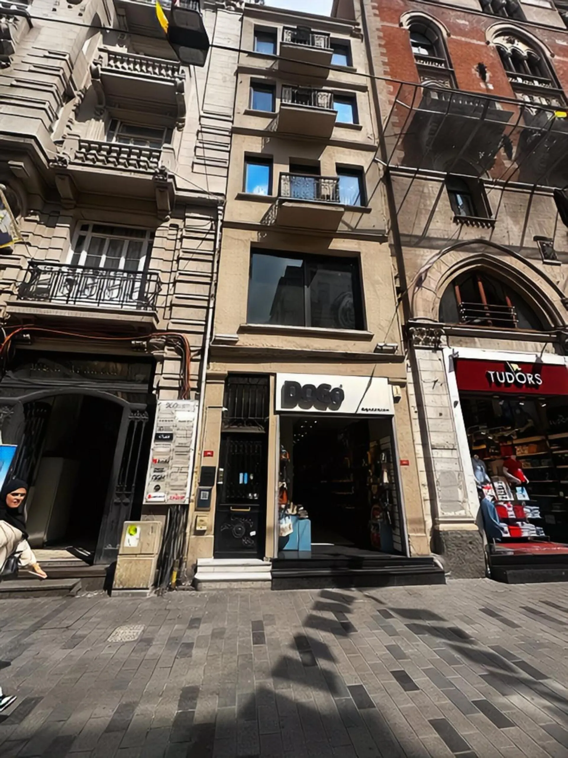 Property building in Magnova Studios