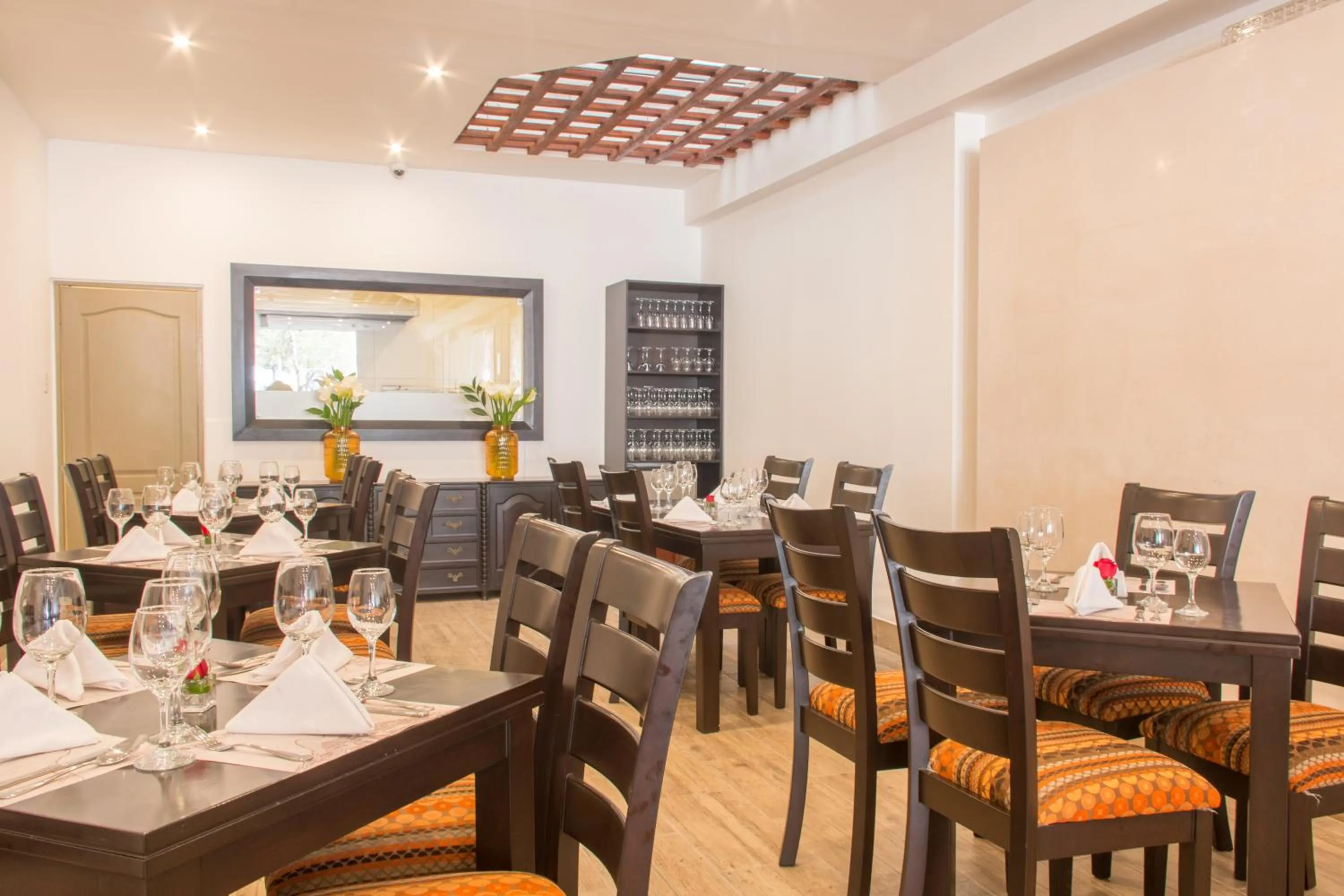 Restaurant/places to eat in Wayqey Hotel