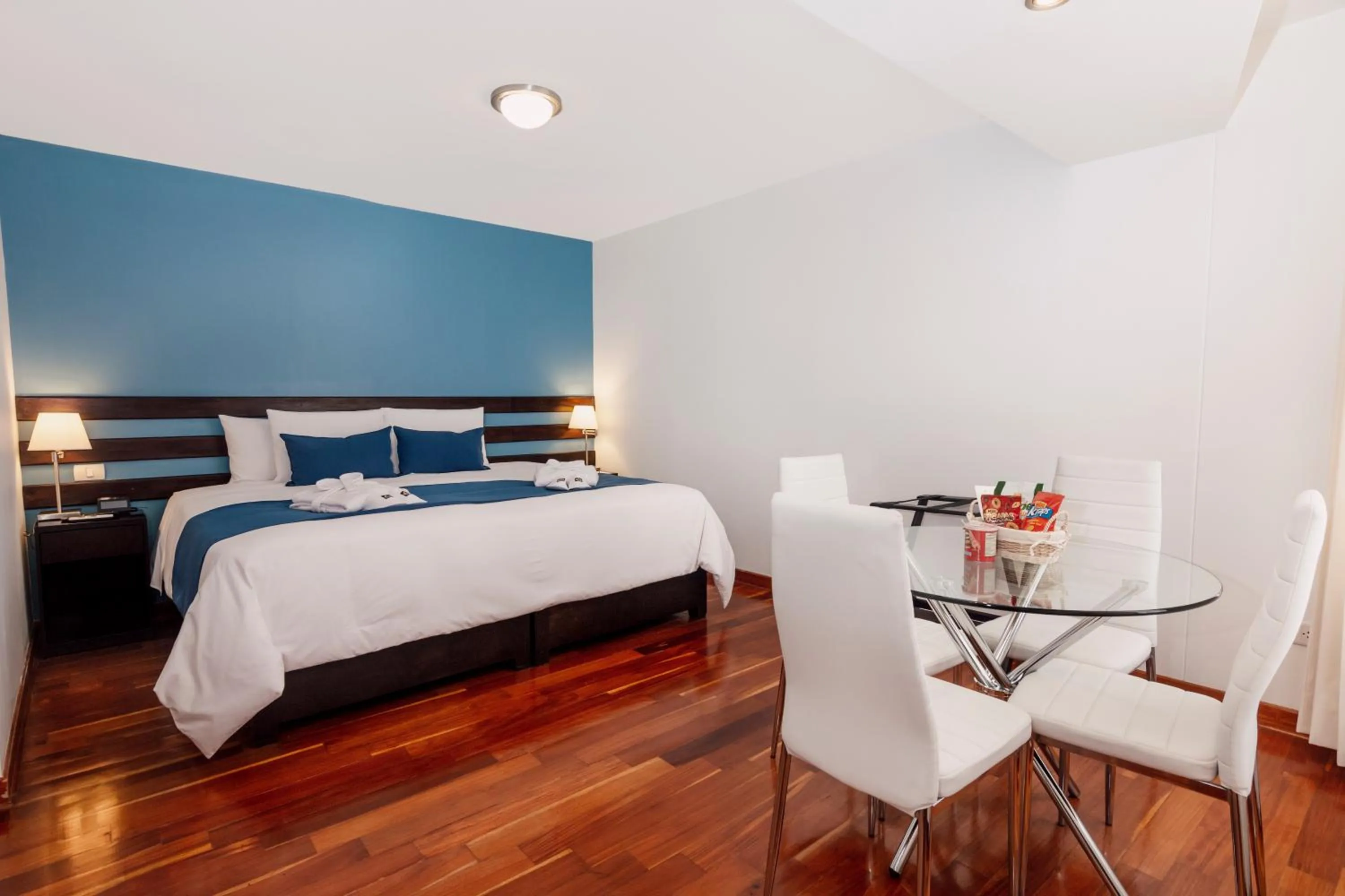 Dining area, Bed in Wayqey Hotel