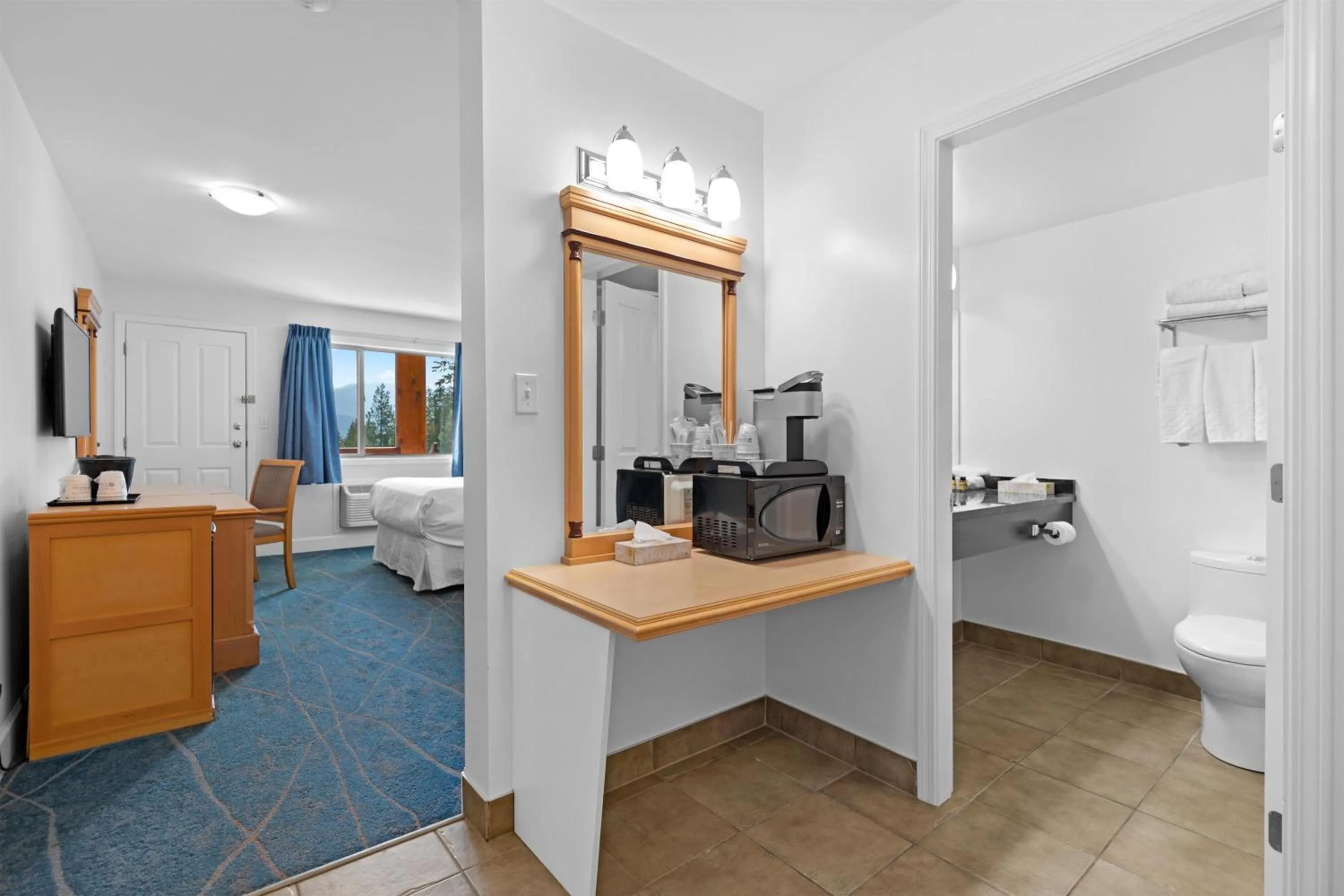 Bedroom, Bed in Kootenay Lakeview Resort BW Signature Collection