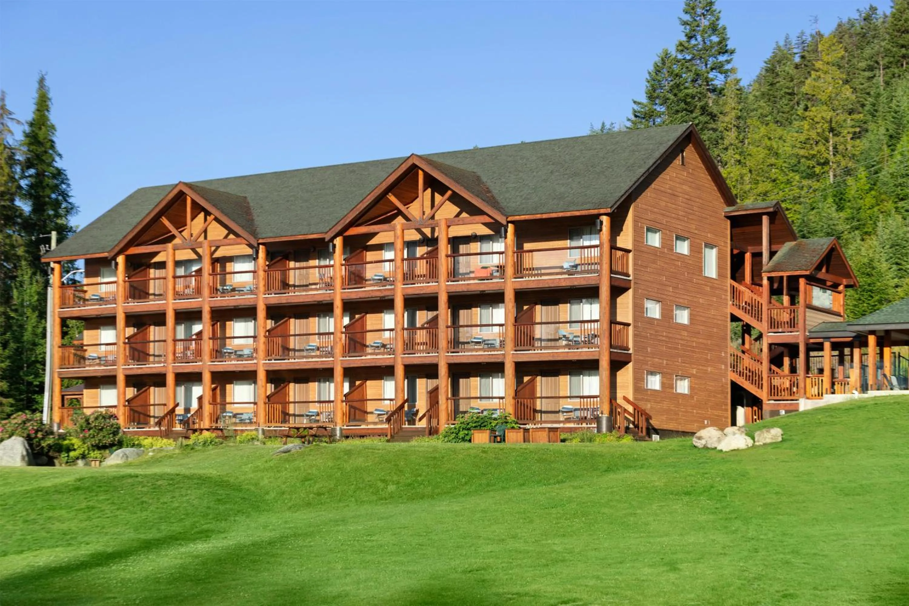 Property building in Kootenay Lakeview Resort BW Signature Collection