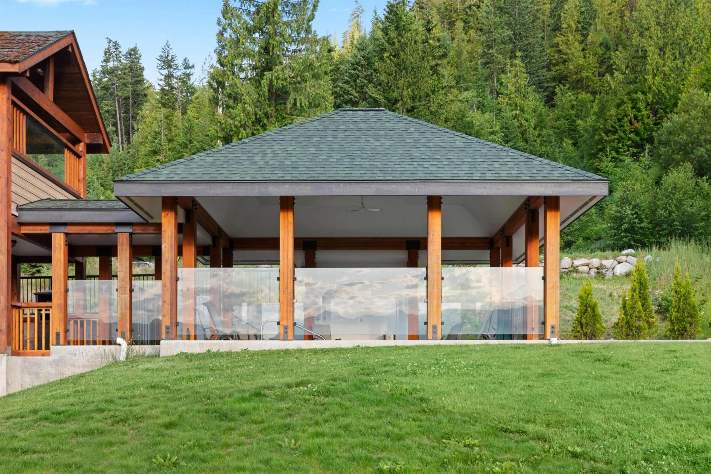 Property building in Kootenay Lakeview Resort BW Signature Collection