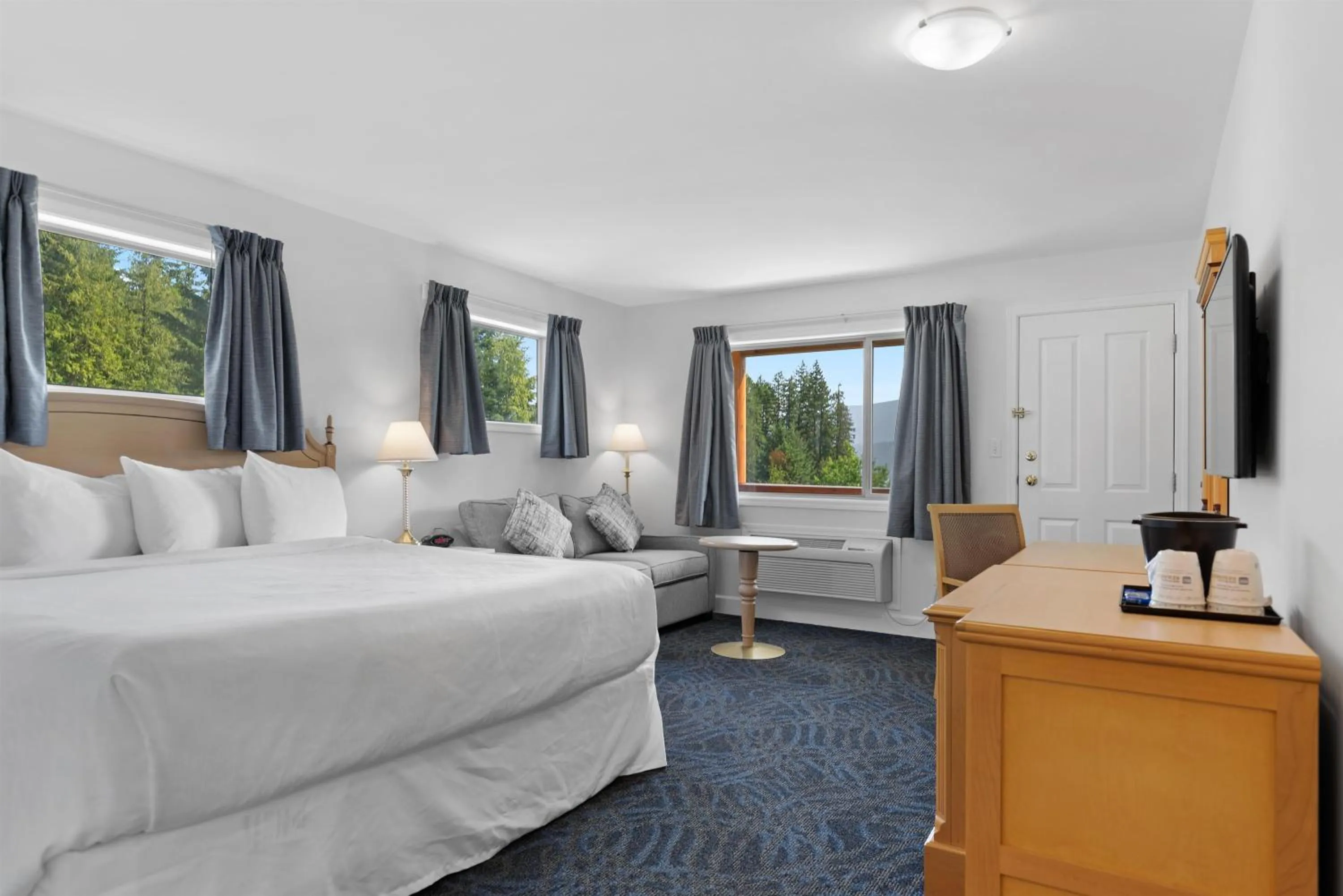 Bedroom, Bed in Kootenay Lakeview Resort BW Signature Collection