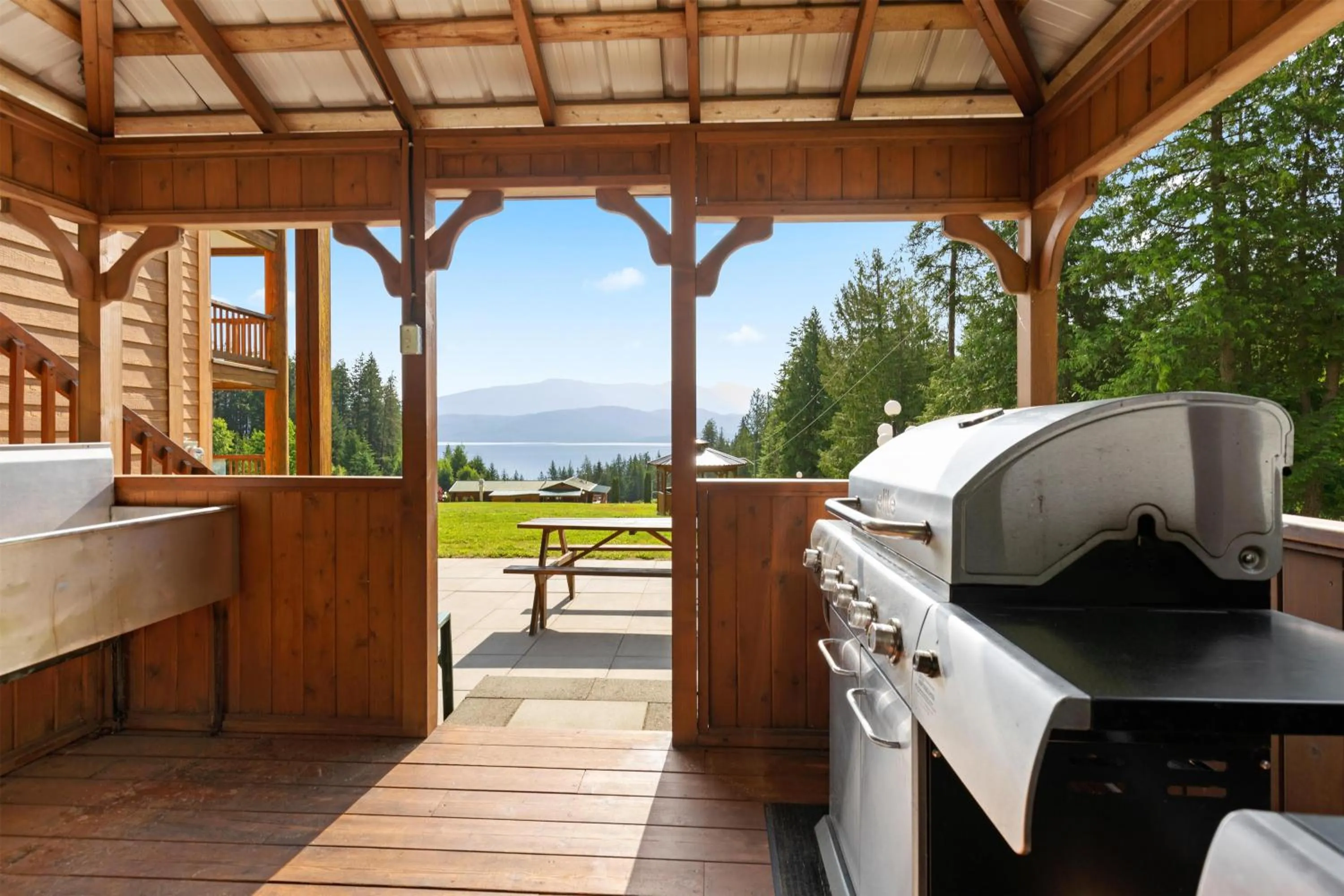 Property building in Kootenay Lakeview Resort BW Signature Collection