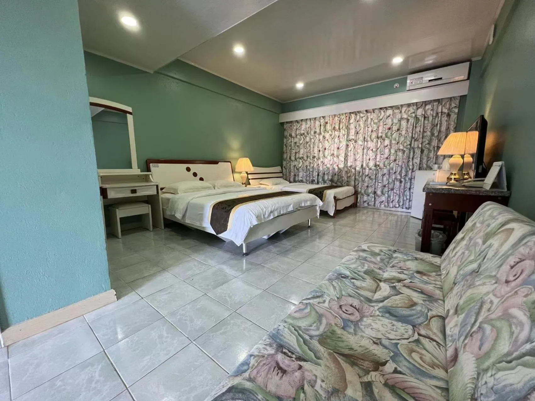 Bedroom, Bed in Beach Garden Hotel