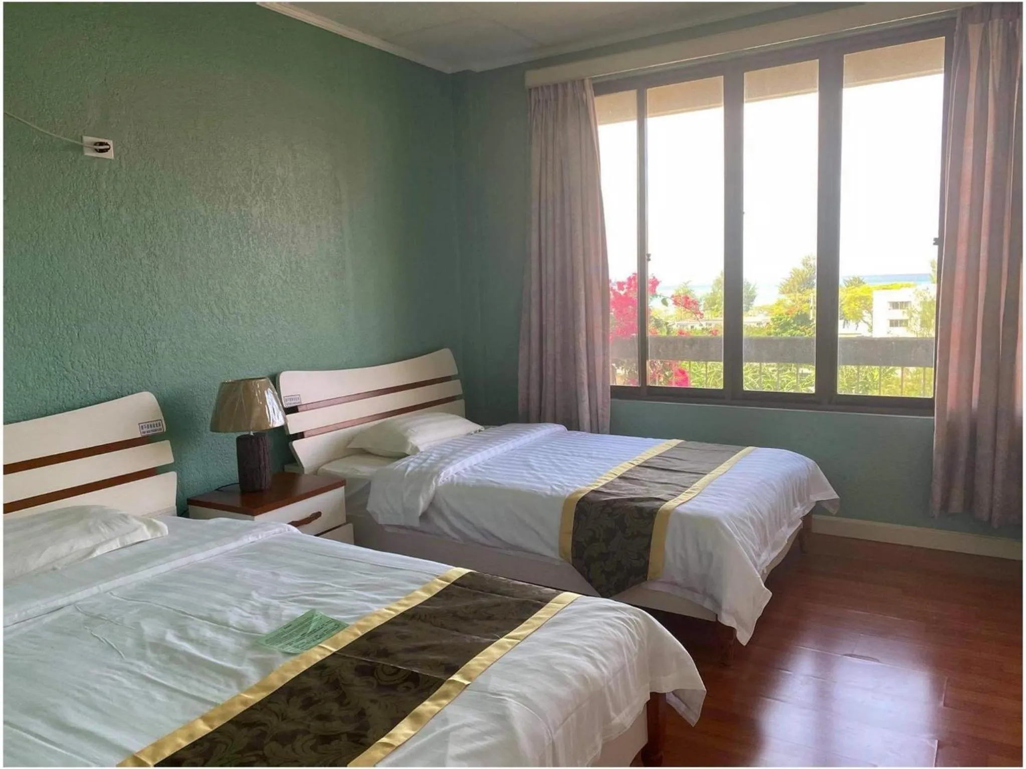 Bedroom, Bed in Beach Garden Hotel