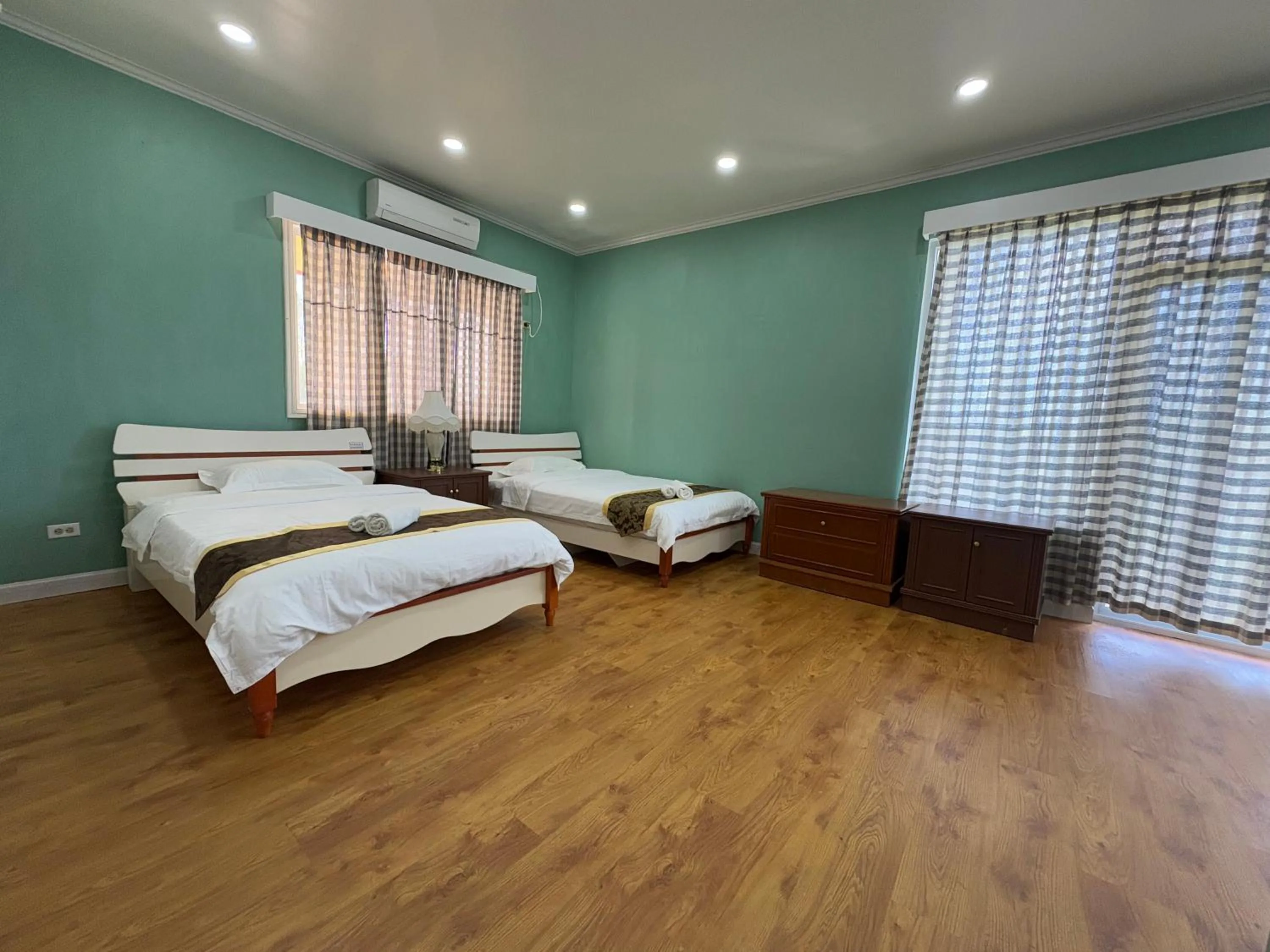 Bedroom, Bed in Beach Garden Hotel