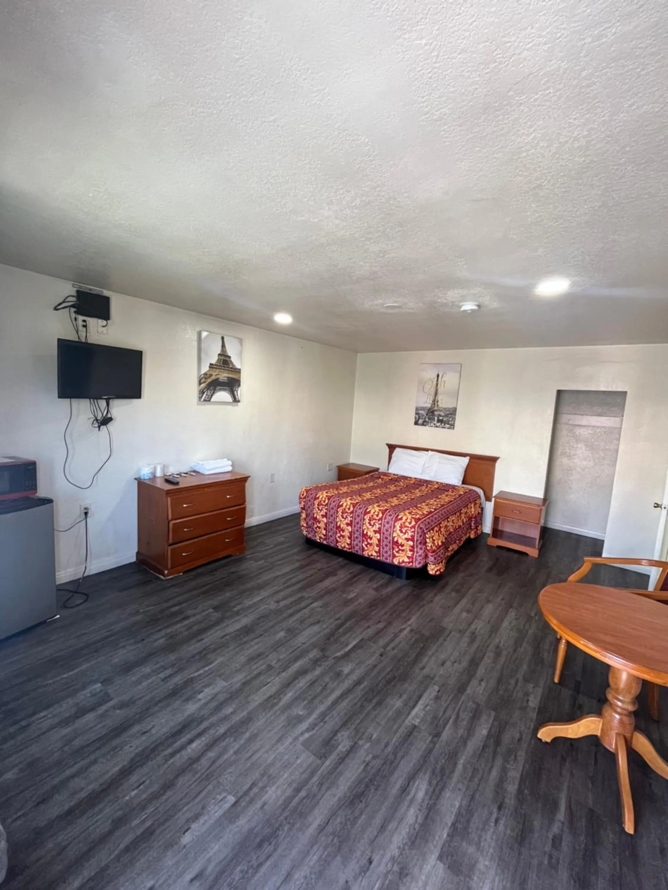 Photo of the whole room, Bed in World Motel