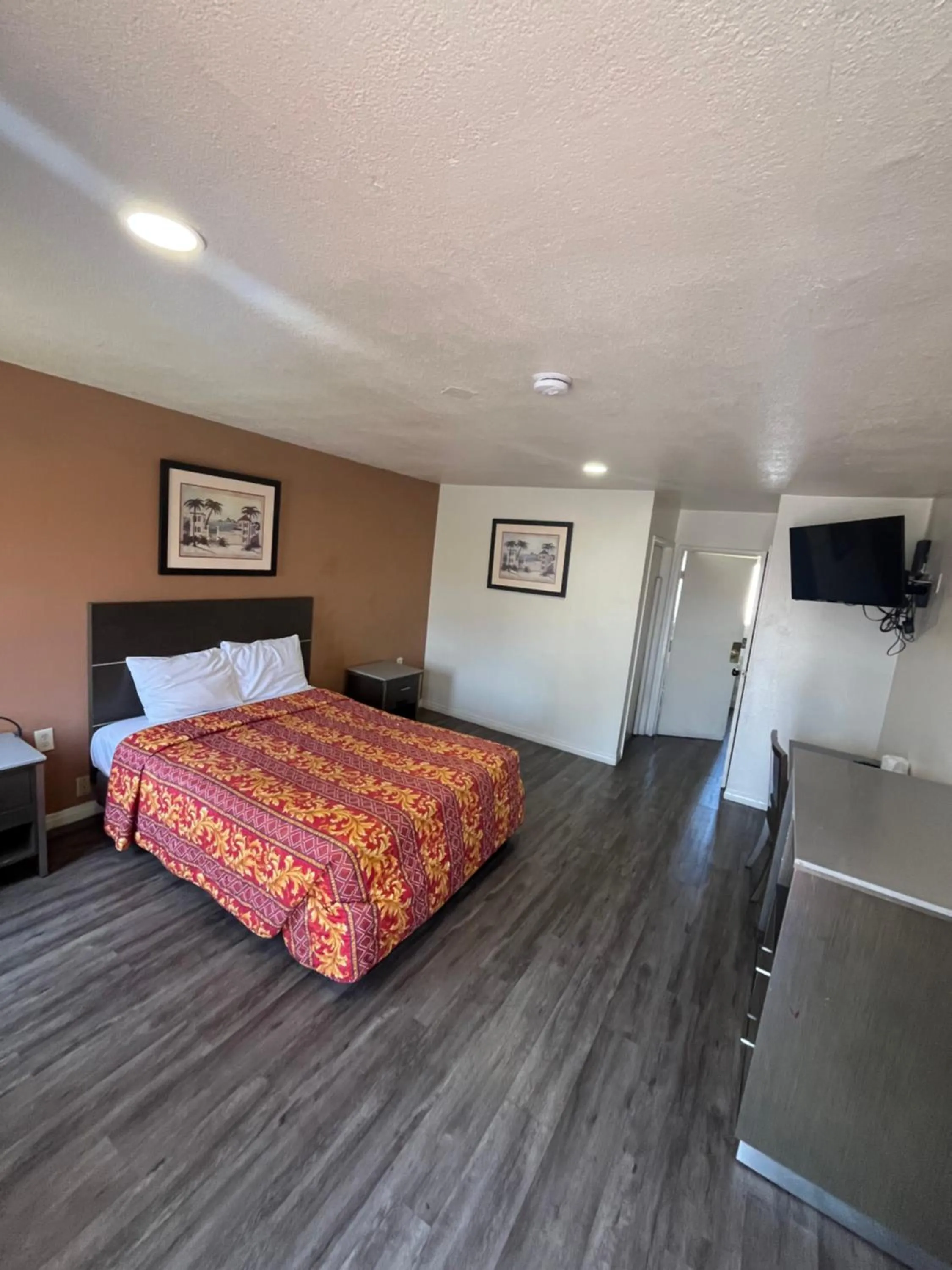 Photo of the whole room, Bed in World Motel