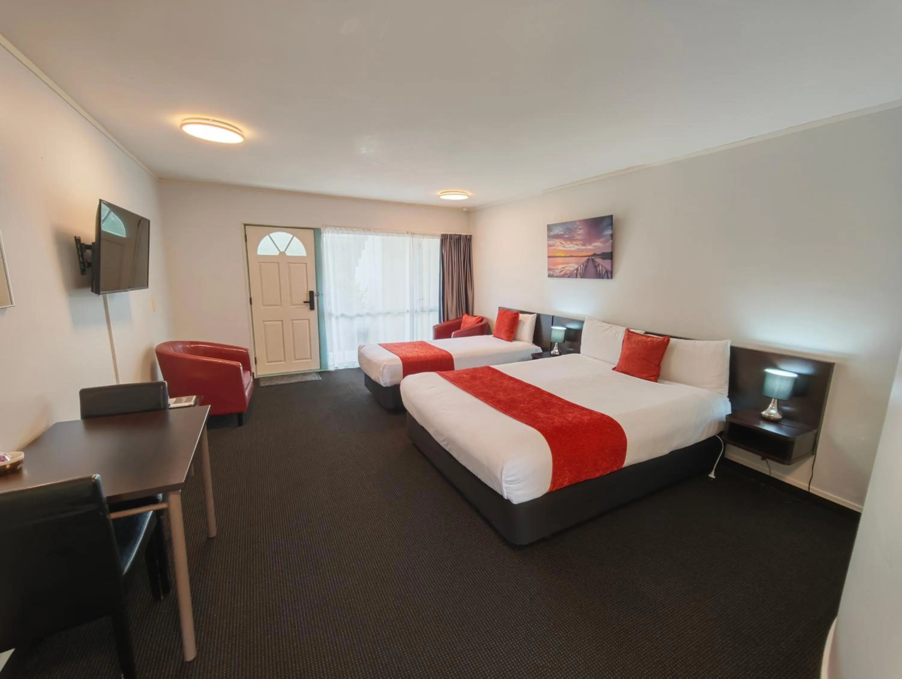 Photo of the whole room, Bed in Great Lake Motel Taupo