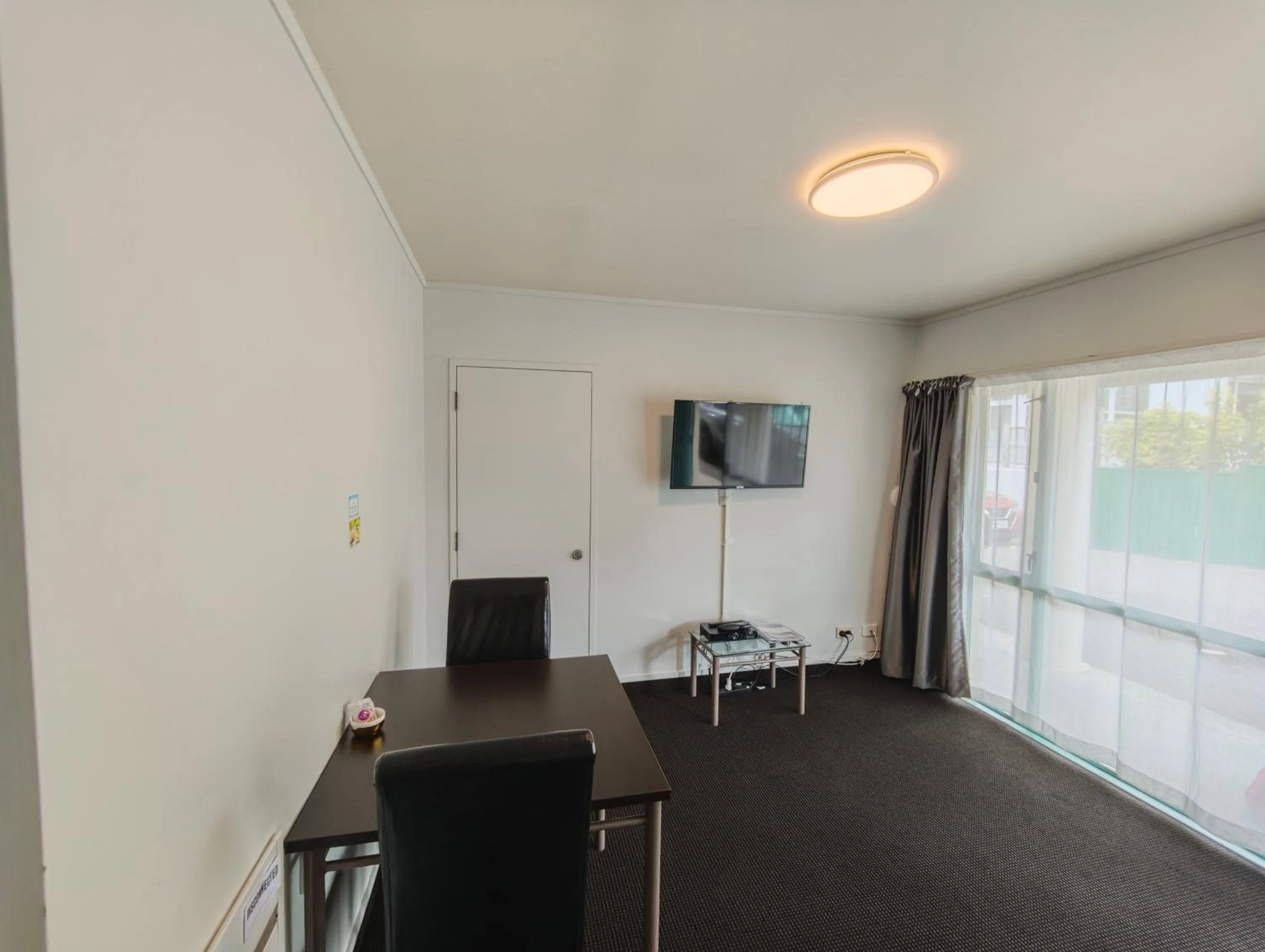 Communal lounge/ TV room in Great Lake Motel Taupo