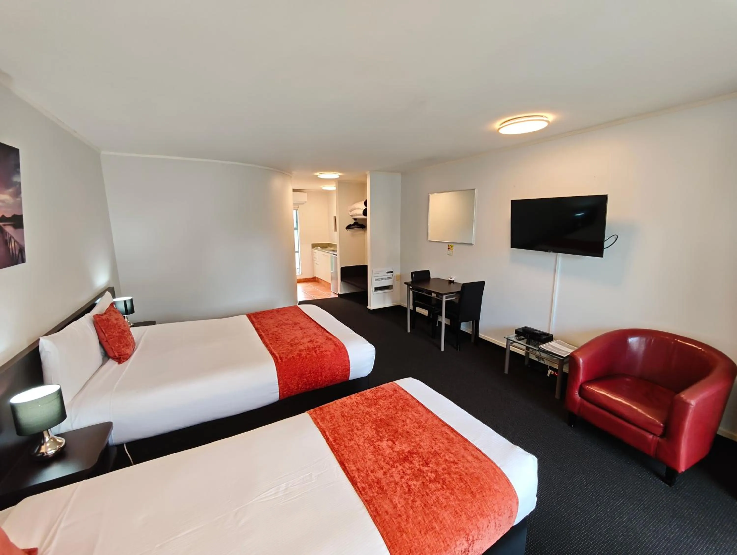 Photo of the whole room, Bed in Great Lake Motel Taupo