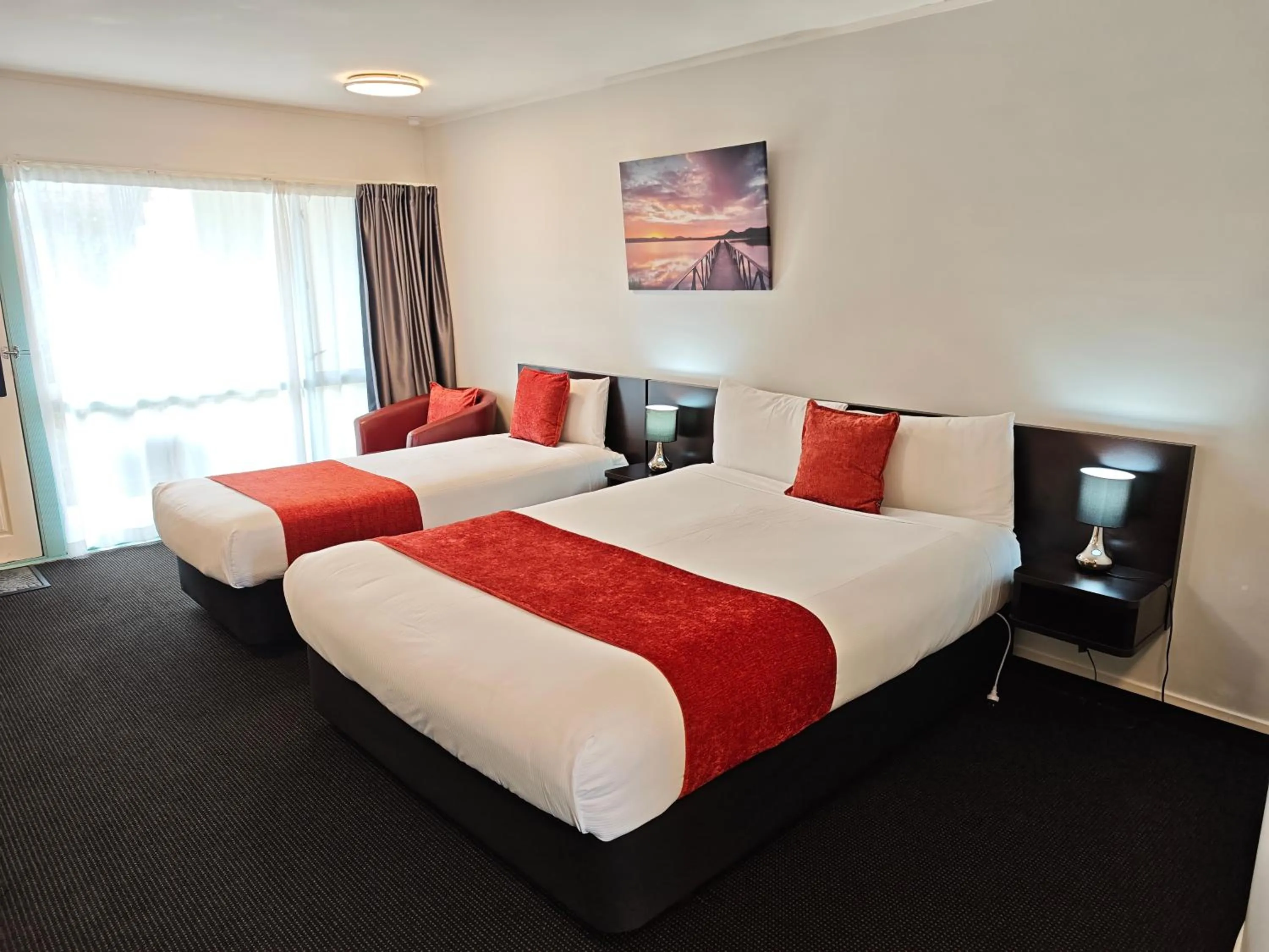 Photo of the whole room, Bed in Great Lake Motel Taupo