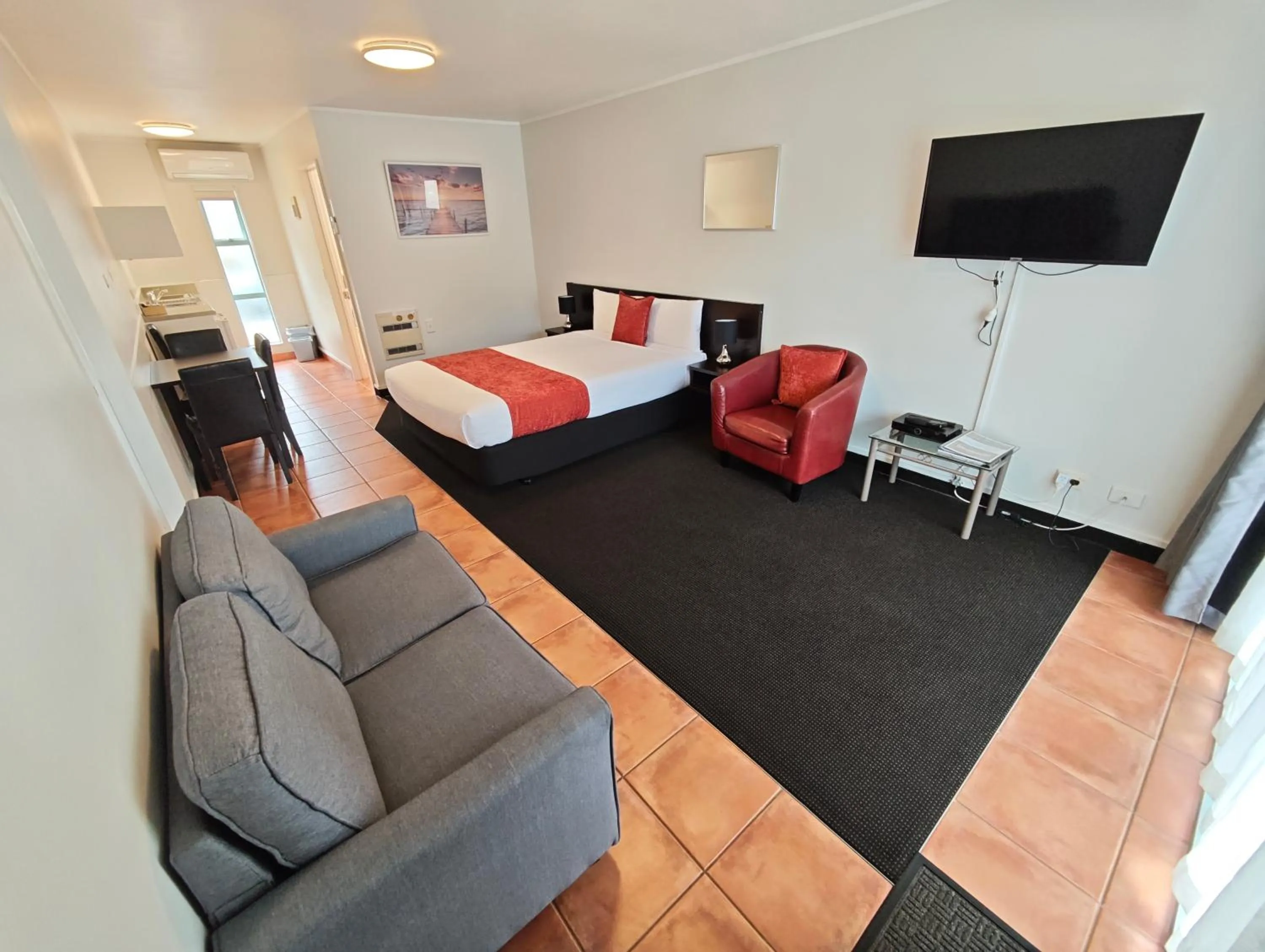 Living room, Bed in Great Lake Motel Taupo