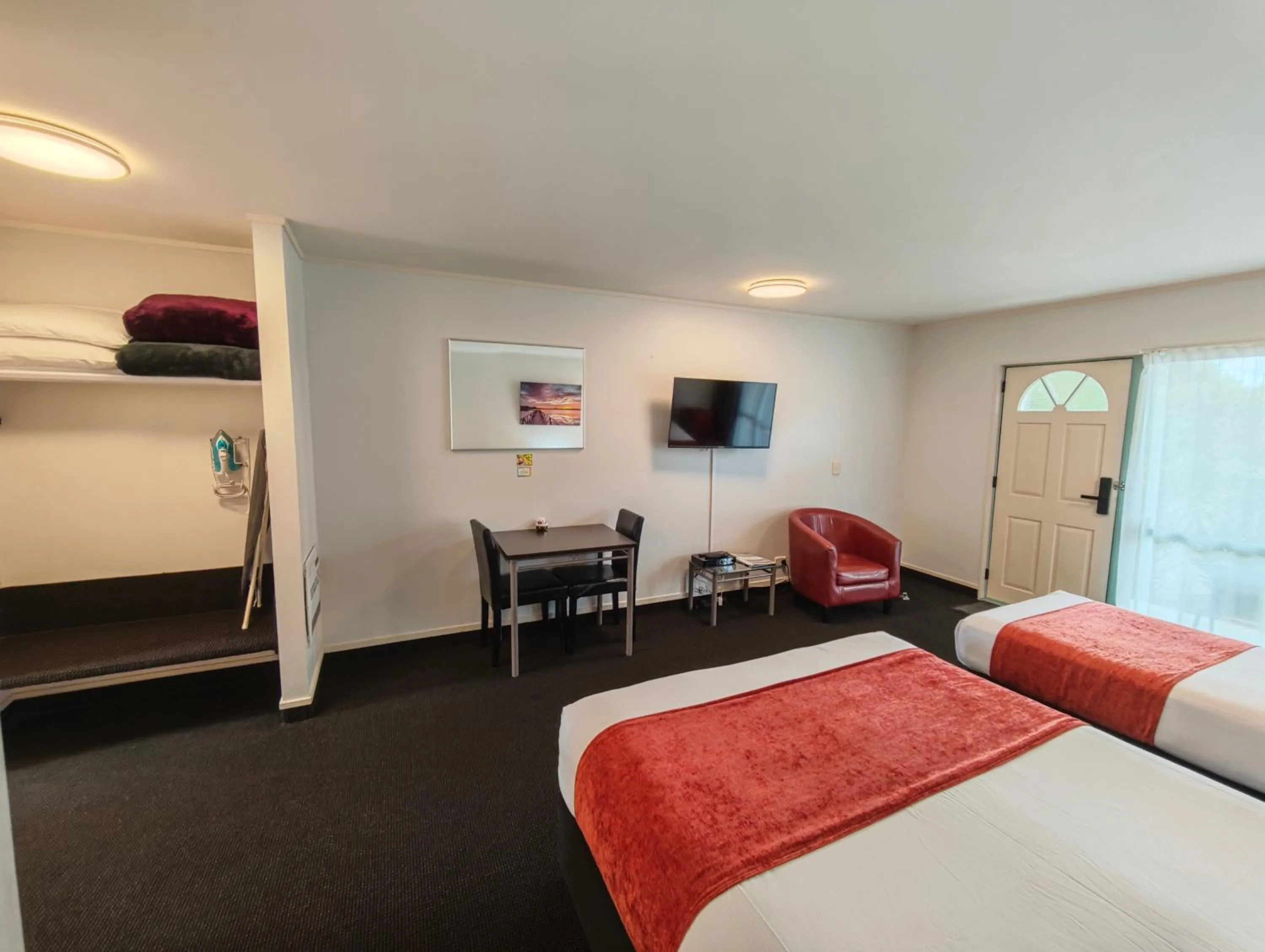 Photo of the whole room, Bed in Great Lake Motel Taupo