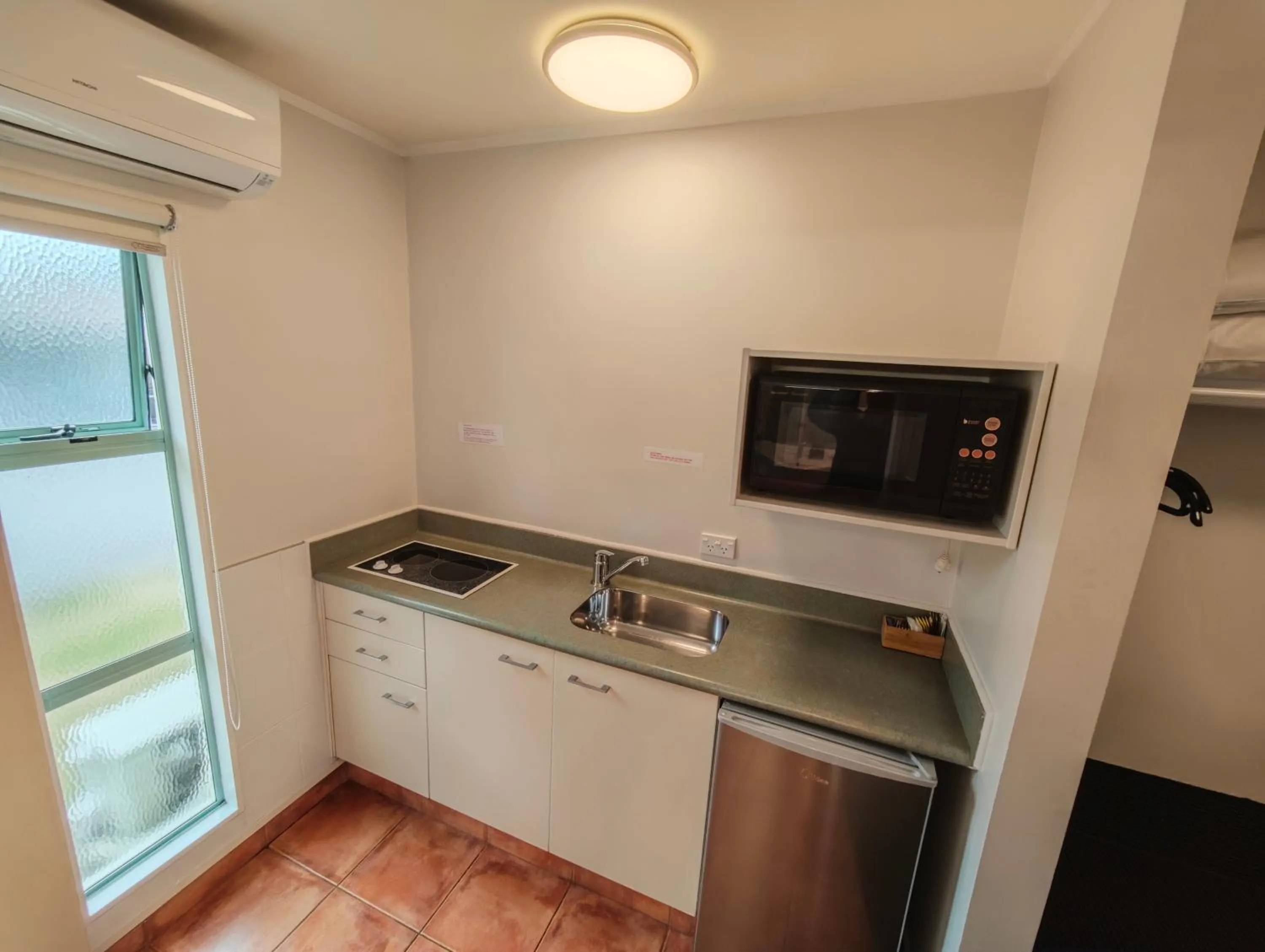 Kitchen or kitchenette in Great Lake Motel Taupo