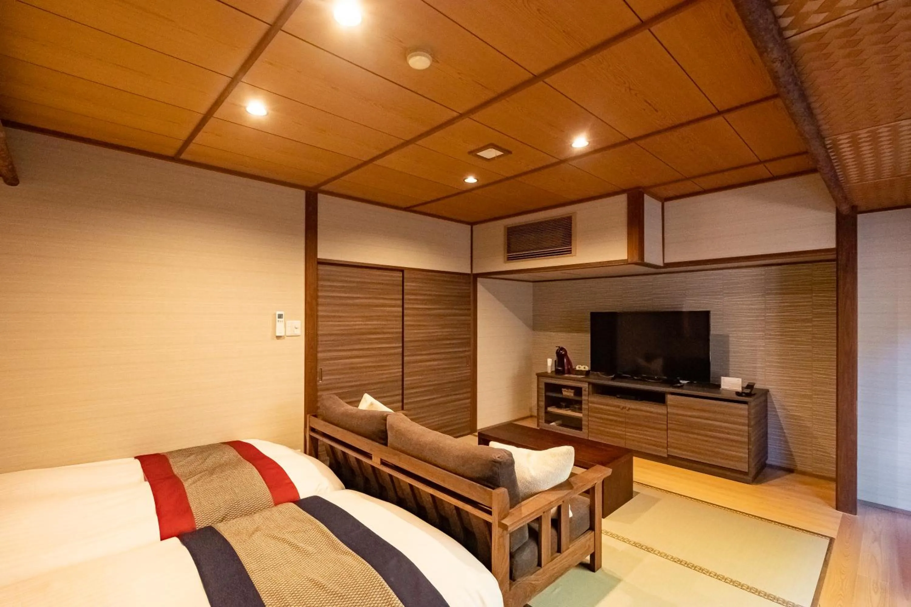 Photo of the whole room, Bed in Hakuunsou