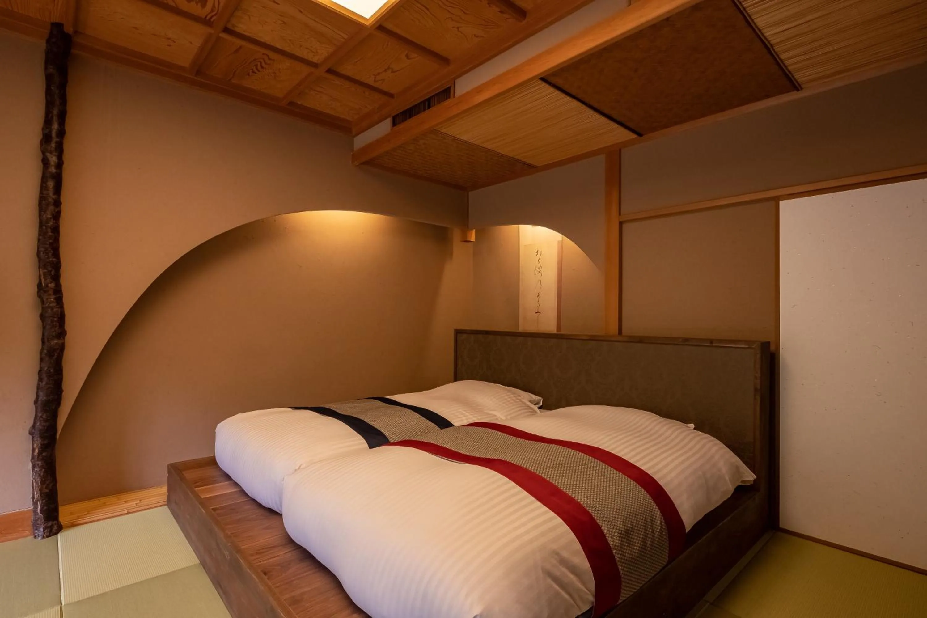 Photo of the whole room, Bed in Hakuunsou