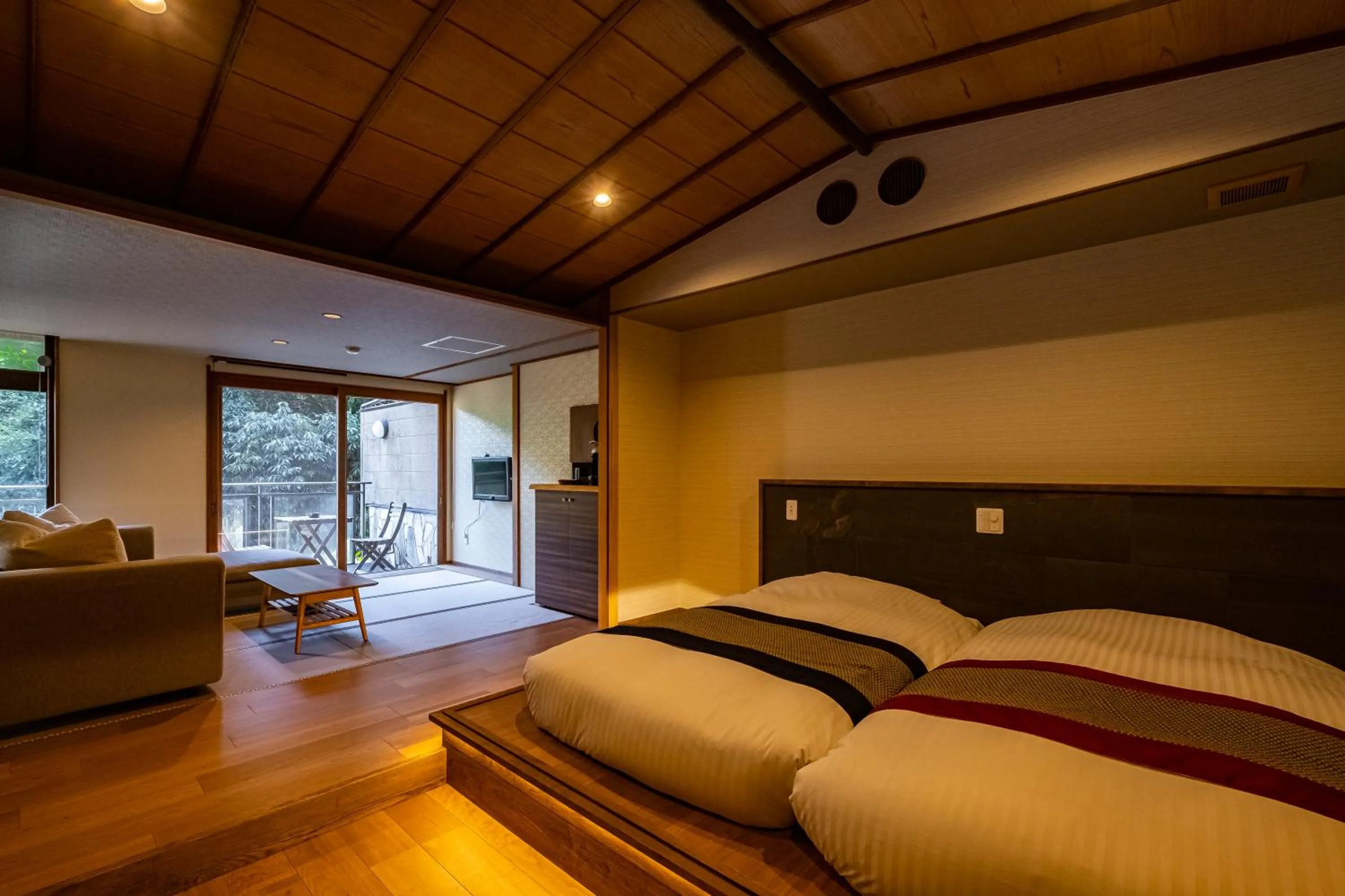 Photo of the whole room, Bed in Hakuunsou